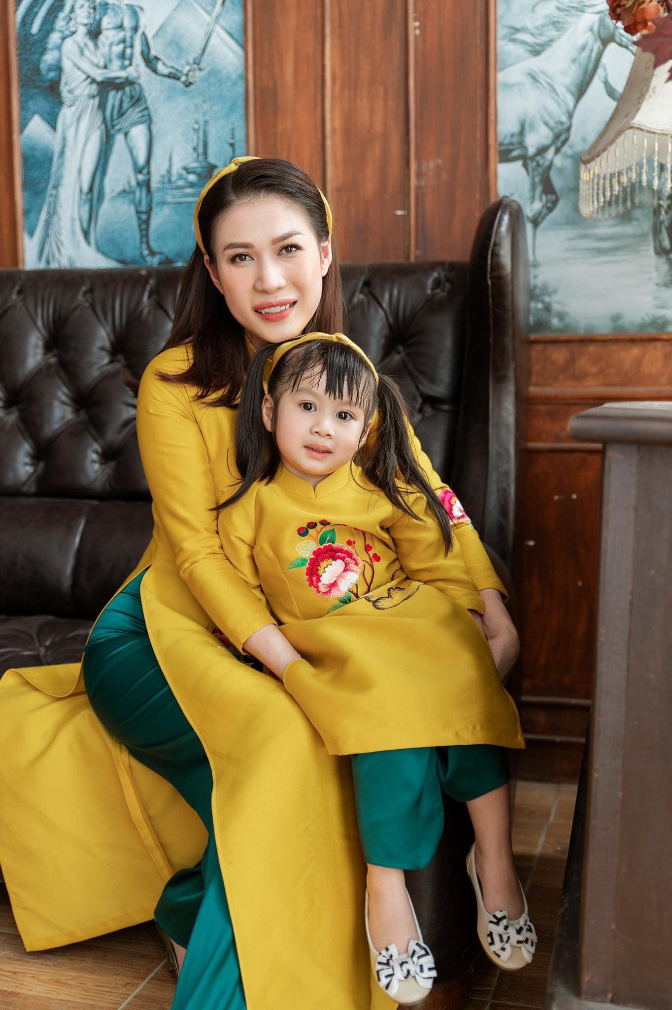 Áo dài gia đình đồng phục đẹp màu vàng thêu tay