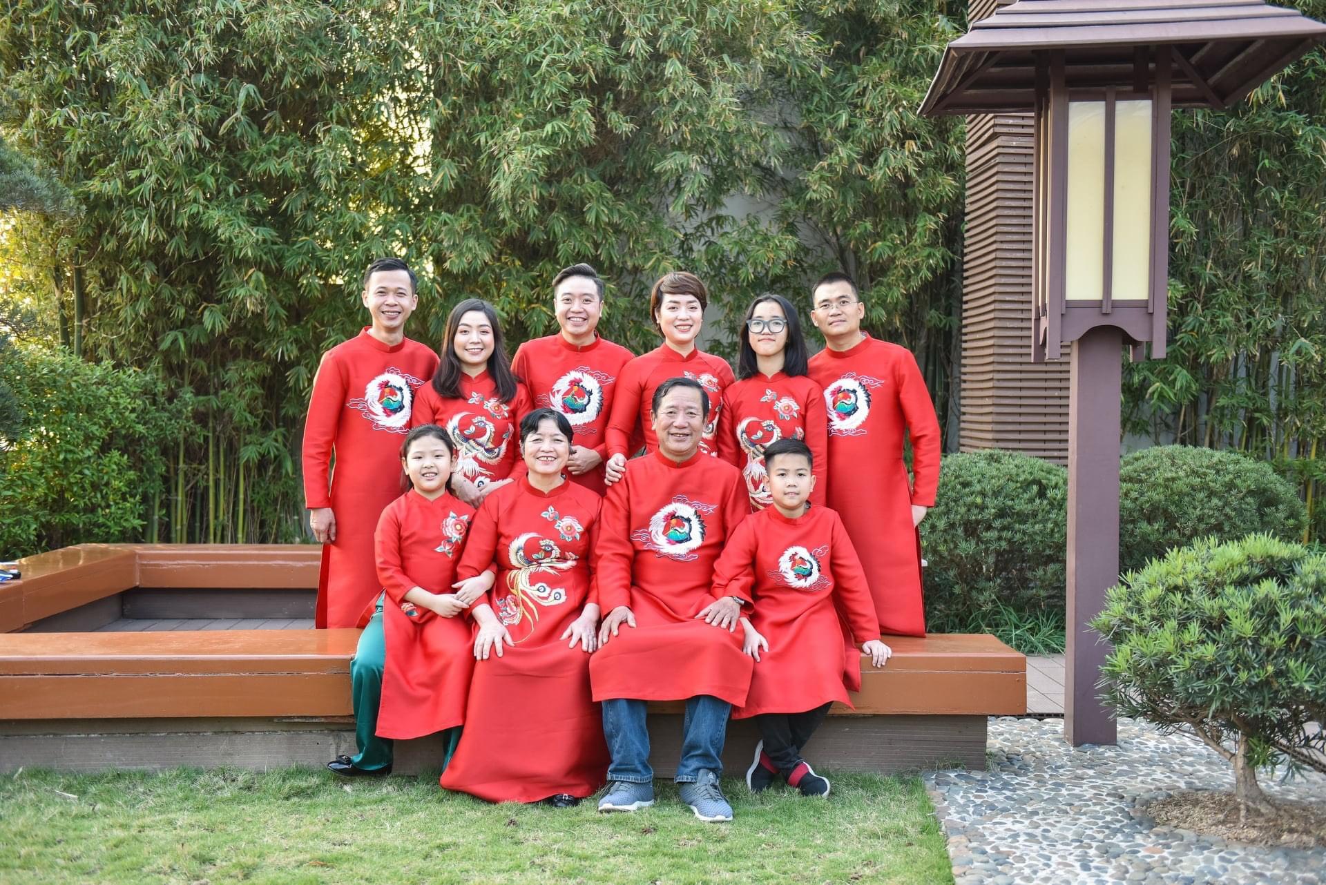 Áo dài gia đình đồng phục màu đỏ họa tiết thêu tay