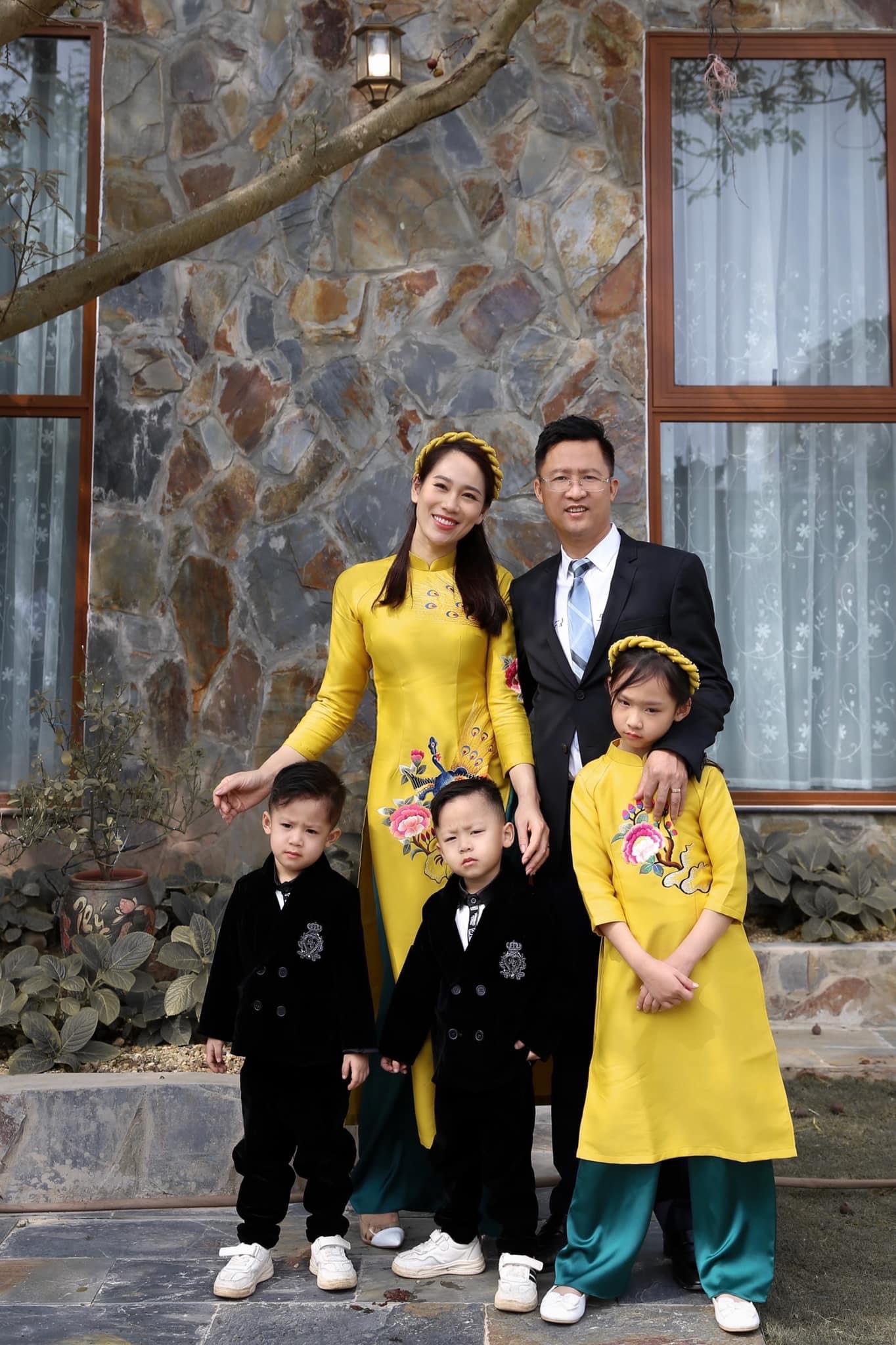 Áo dài gia đình đồng phục đẹp màu vàng thêu tay