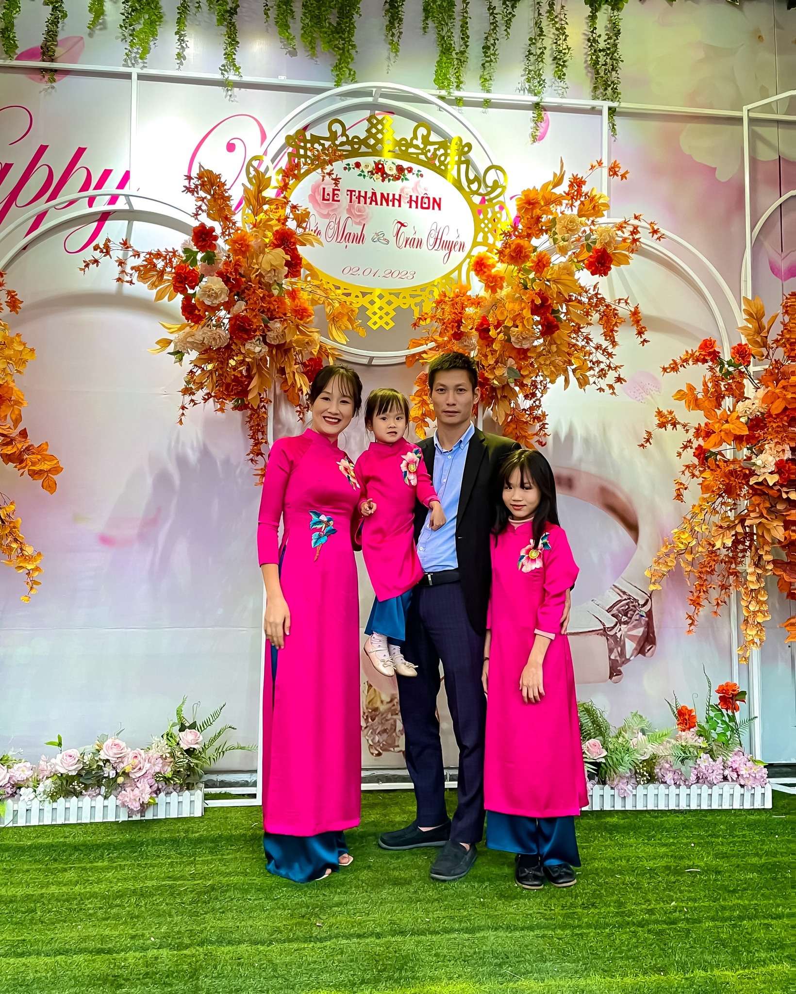 áo dài nữ màu hồng cánh sen thêu hoa sen quần xanh lá