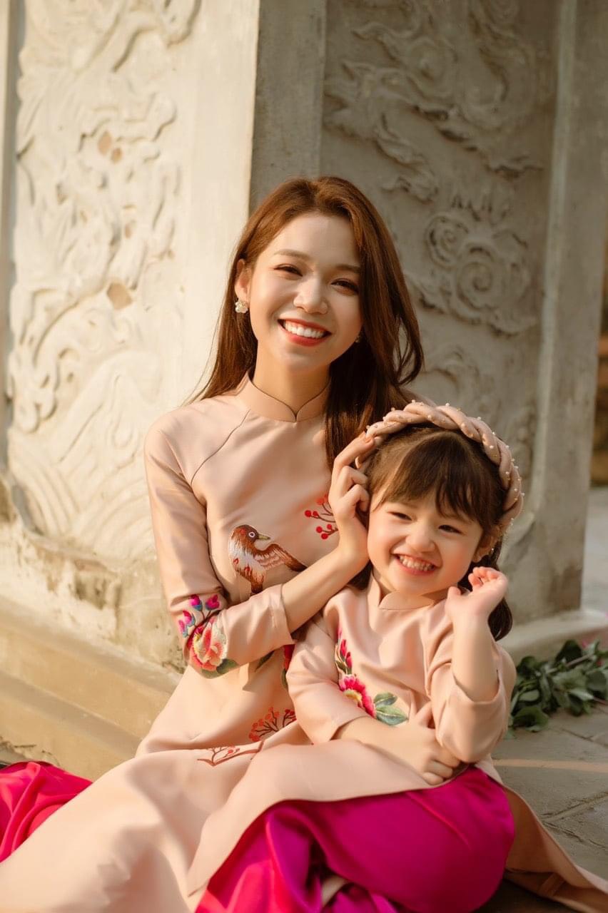 Áo dài mẹ và bé gái họa tiết thêu tay