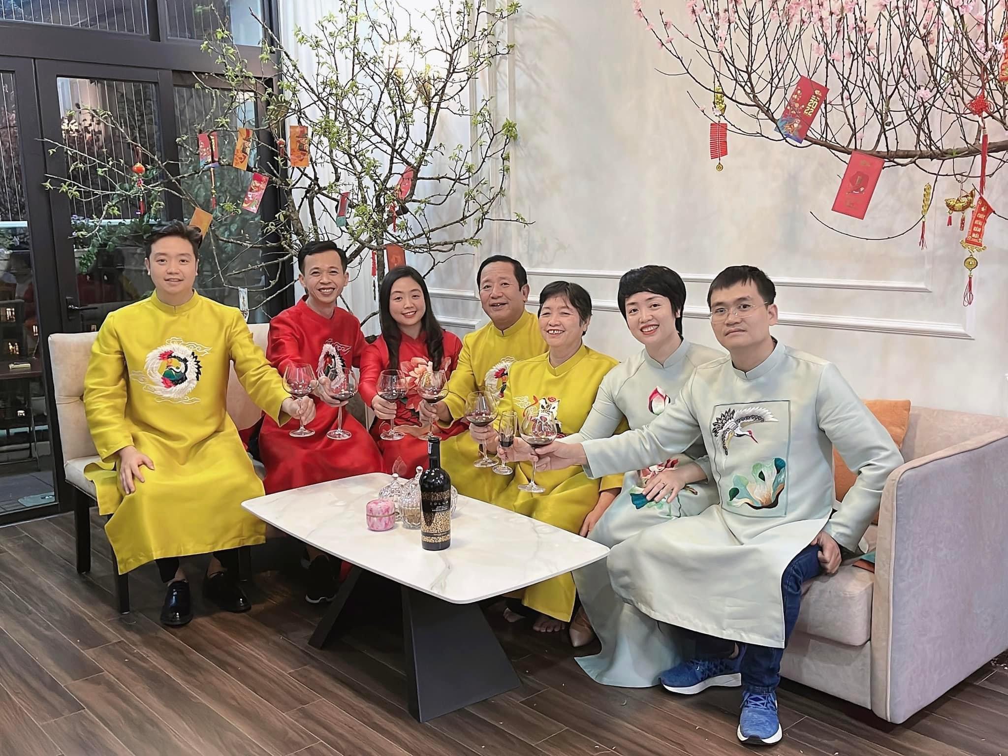 Áo dài gia đình đồng phục đẹp màu vàng thêu tay