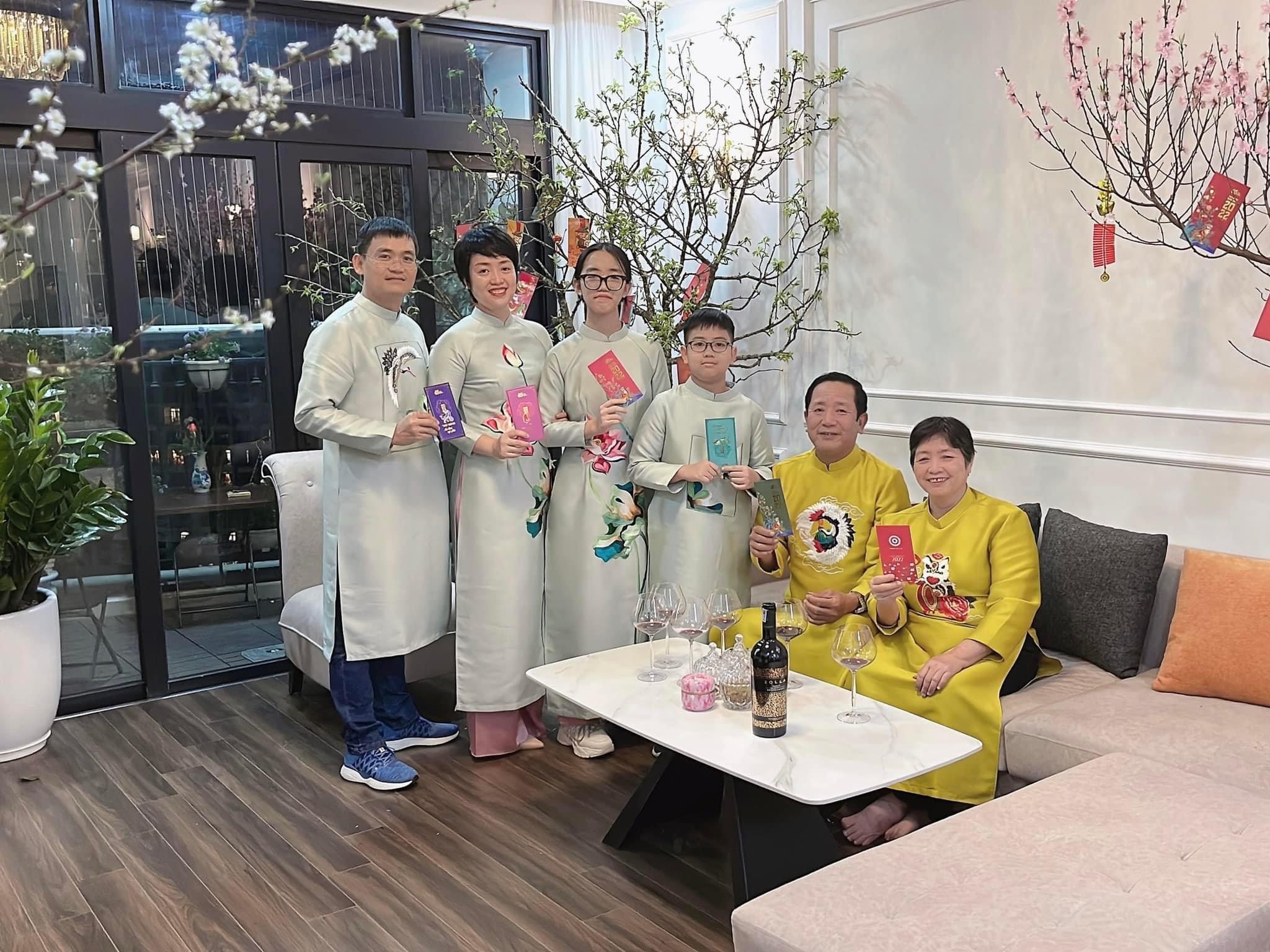 Áo dài gia đình đồng phục đẹp màu vàng thêu tay