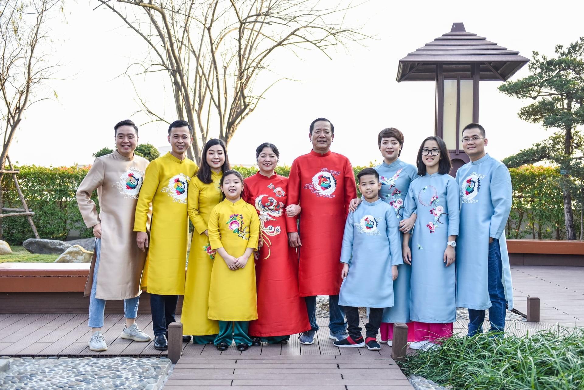 Áo dài gia đình đồng phục đẹp màu vàng thêu tay