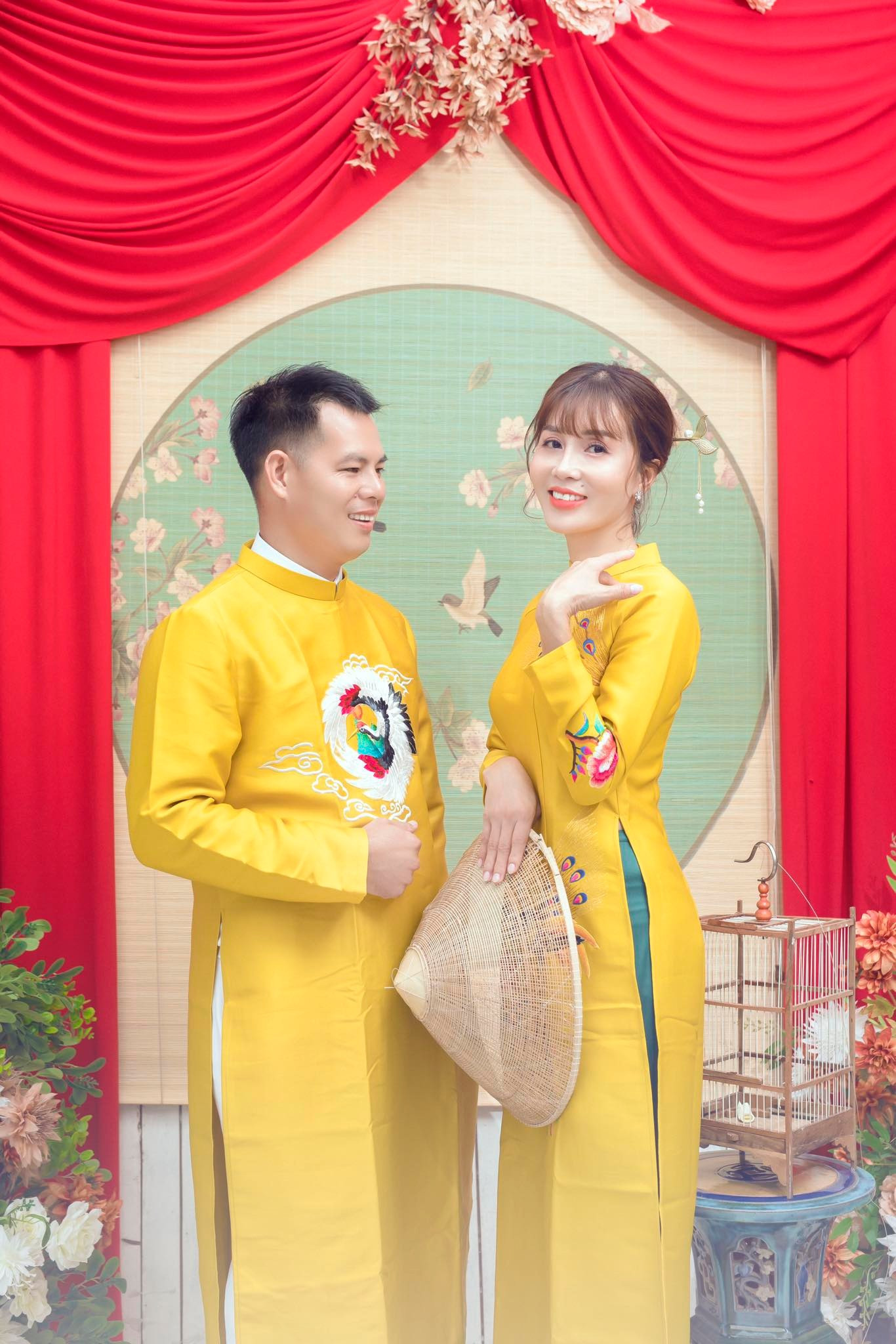 Áo dài gia đình đồng phục đẹp màu vàng thêu tay