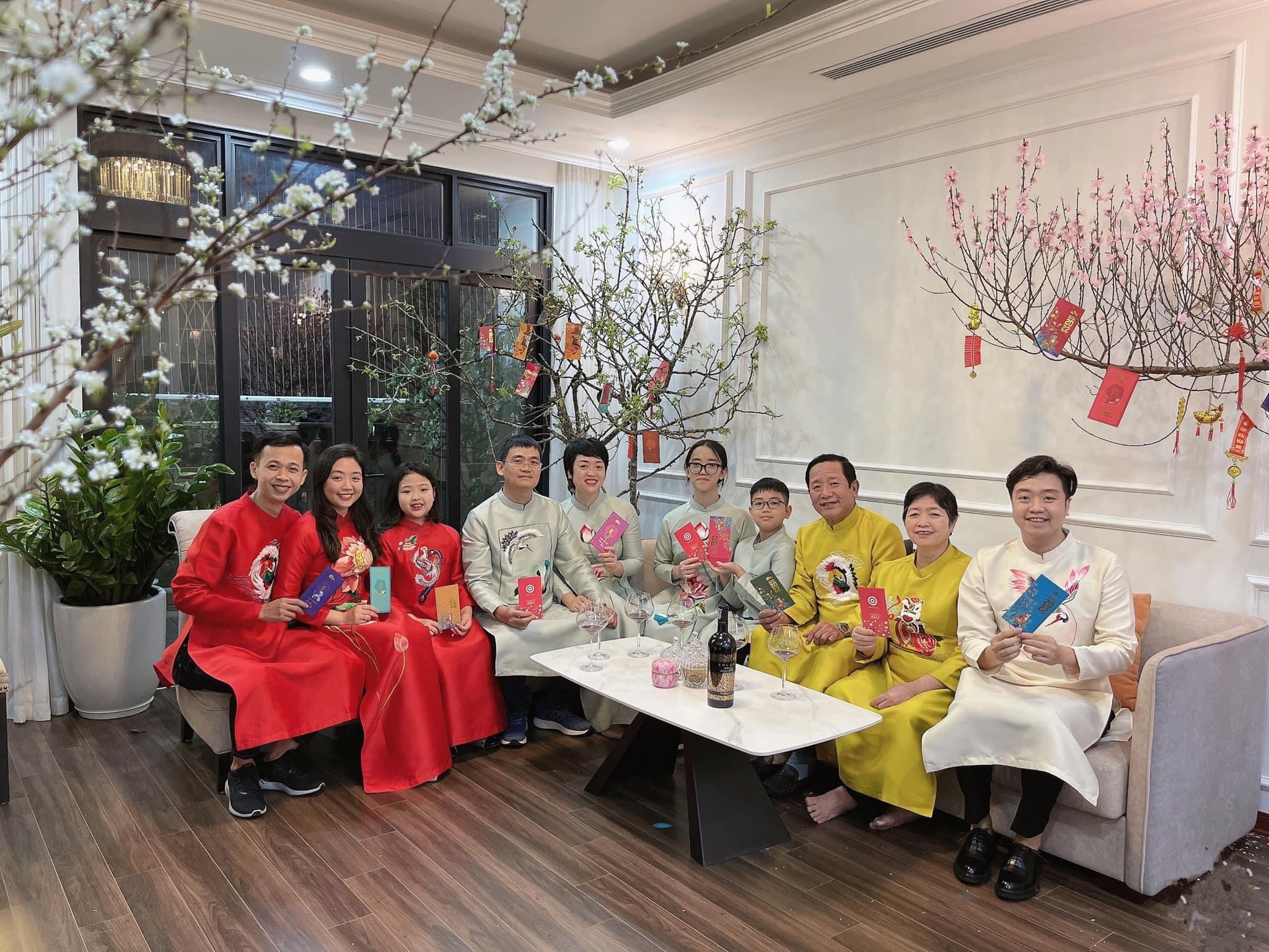 Áo dài gia đình đồng phục màu đỏ họa tiết thêu tay