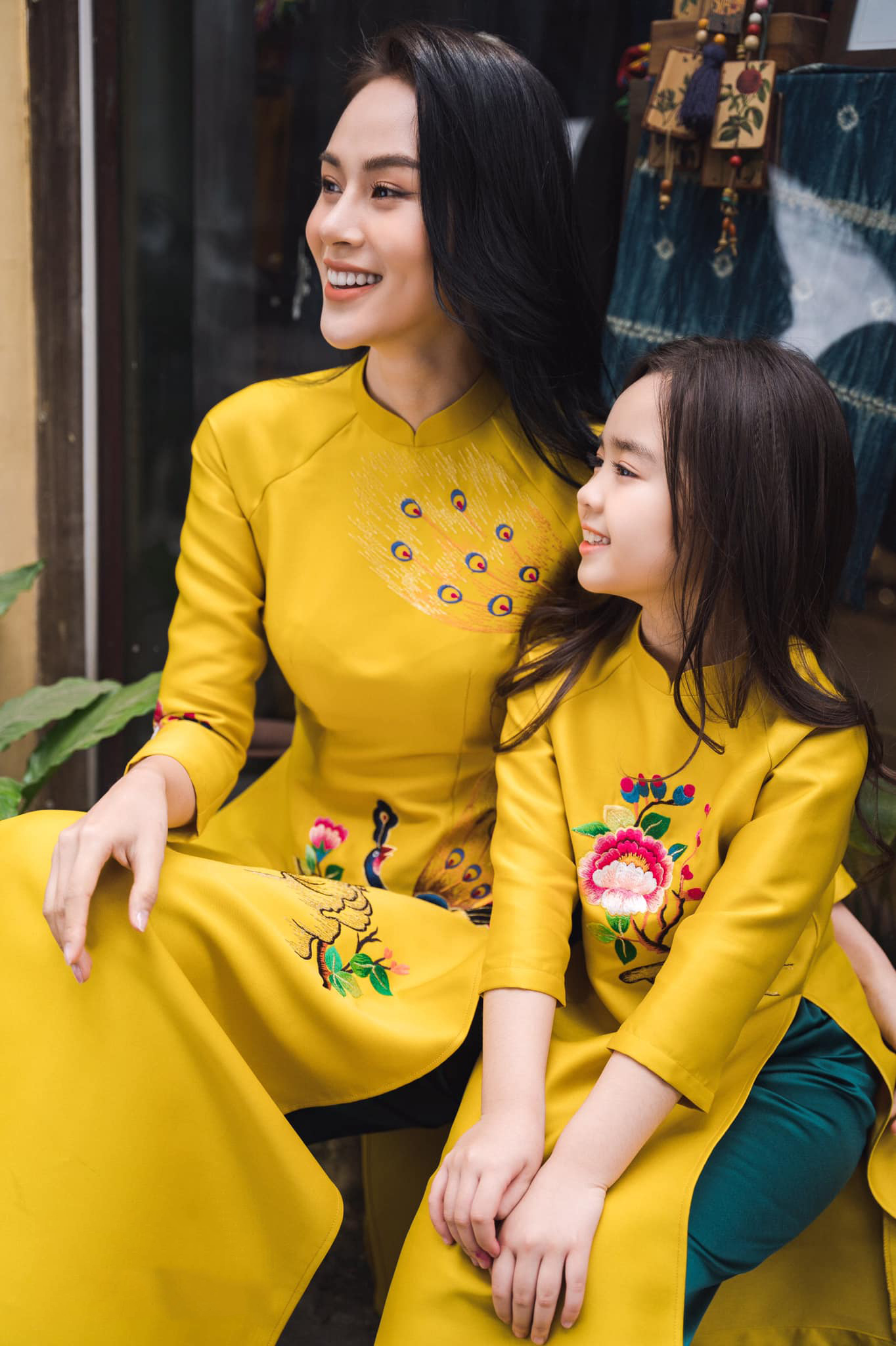 Áo dài mẹ và bé gái màu vàng quần xanh lá đậm họa tiết thêu tay