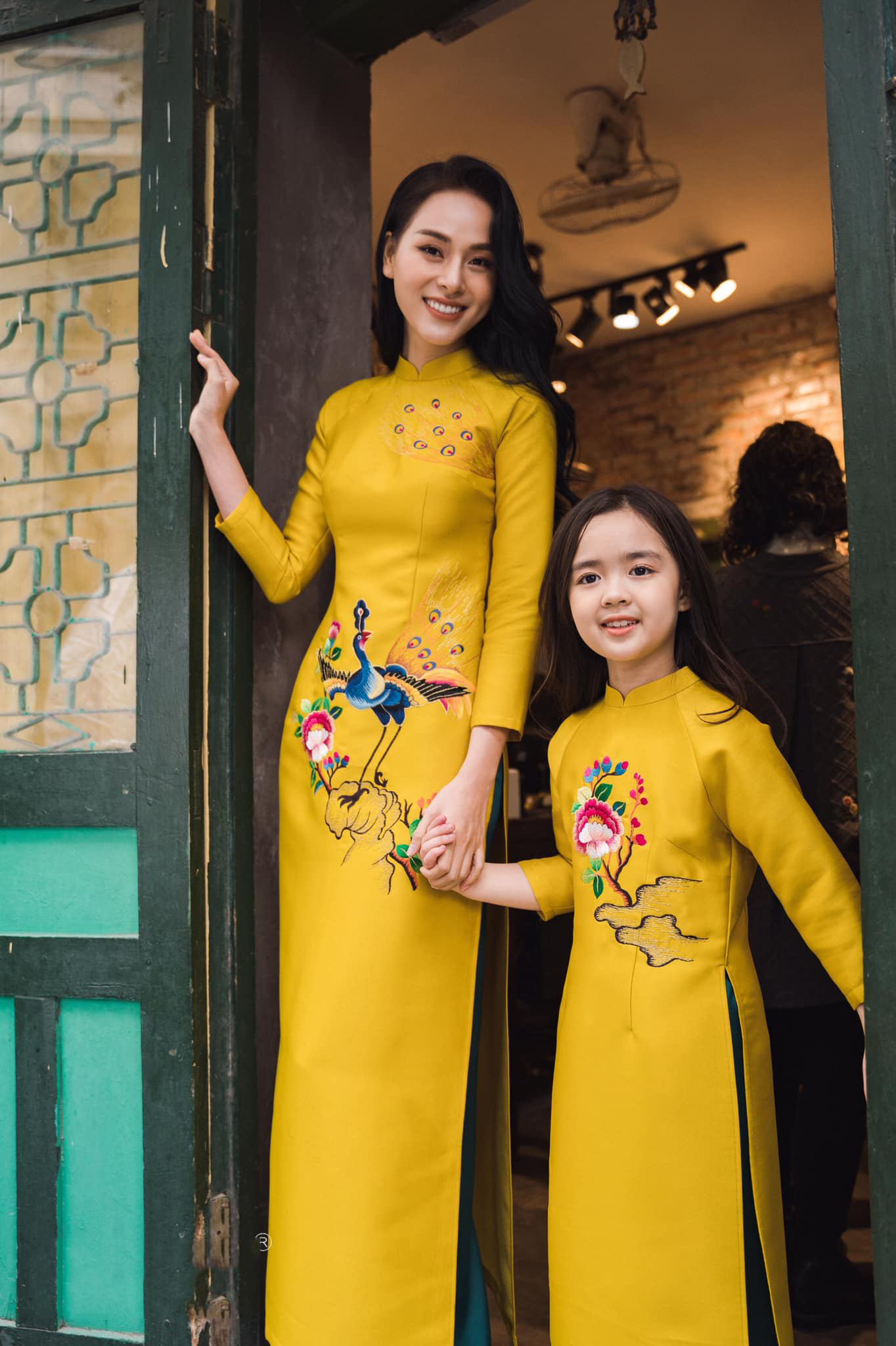 Áo dài gia đình đồng phục đẹp màu vàng thêu tay