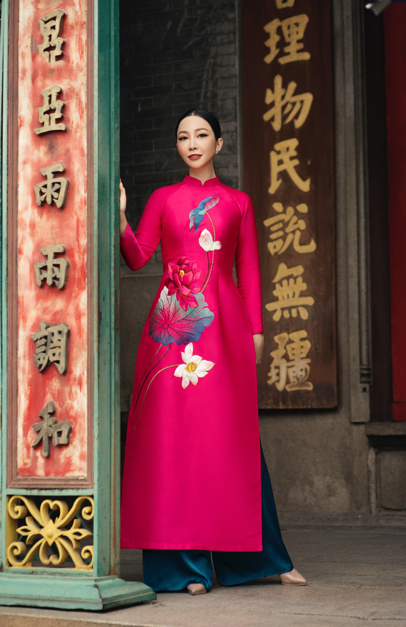 áo dài nữ màu hồng cánh sen thêu hoa sen quần xanh lá