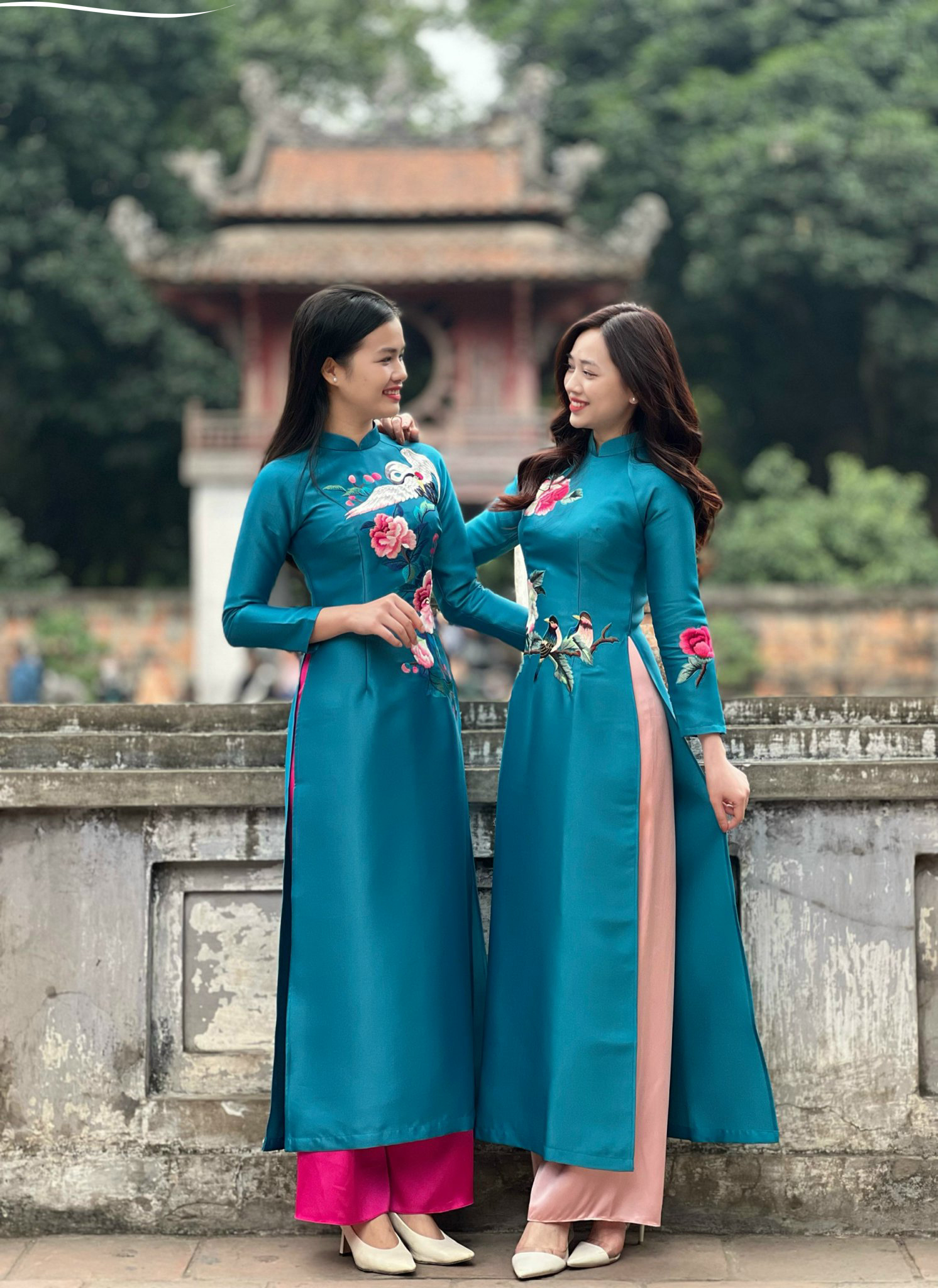 Áo dài nữ cách tân màu xanh cổ vịt quần màu hồng sen họa tiết thêu hoa chim hạc