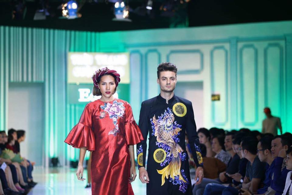 áo dài dự tiệc nam màu đen cá chép hóa rồng