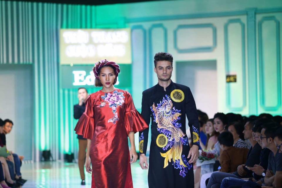 áo dài dự tiệc nam màu đen cá chép hóa rồng