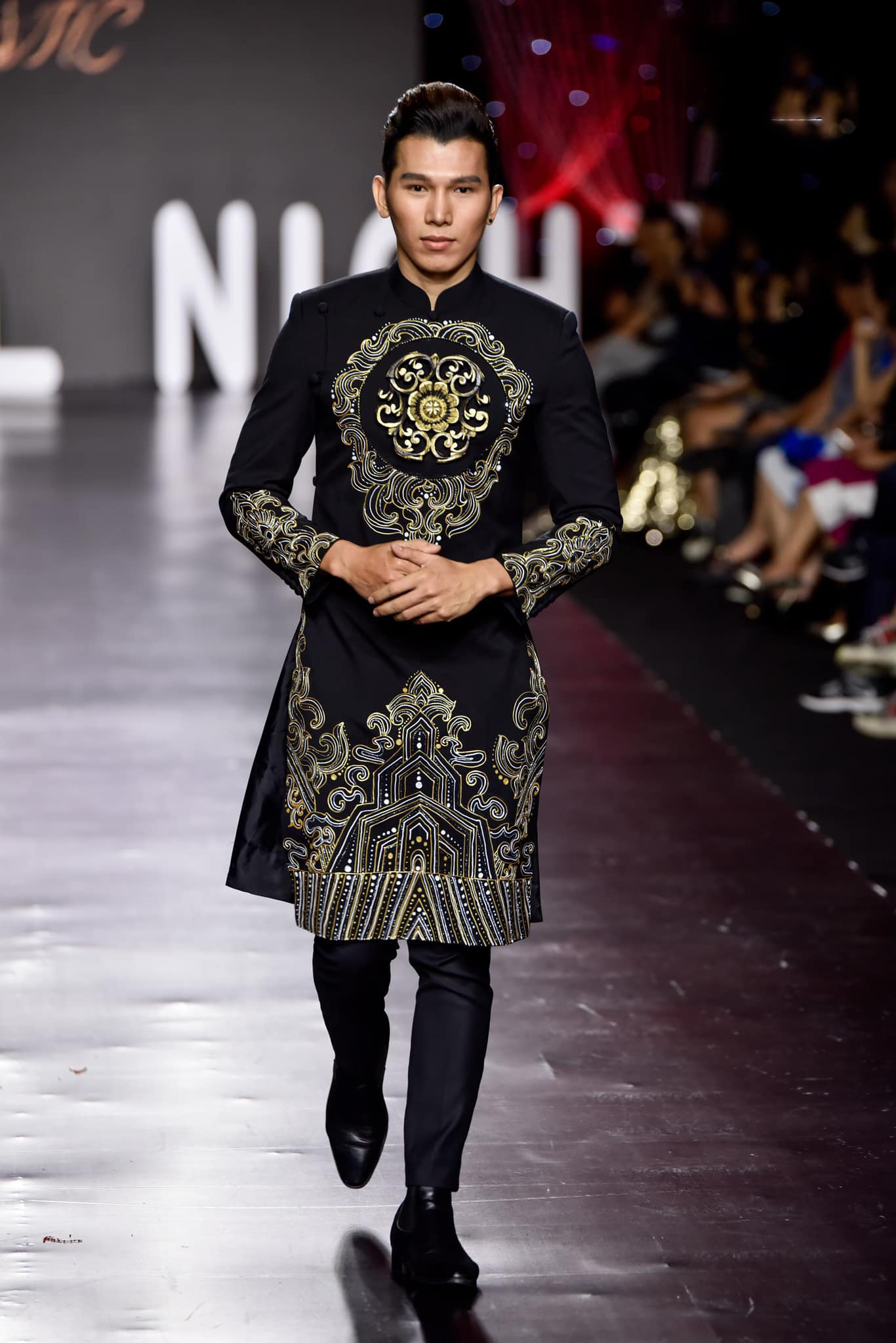 ao dai nam mau den (53) áo dài dự tiệc nam màu đen họa tiết vẽ tay