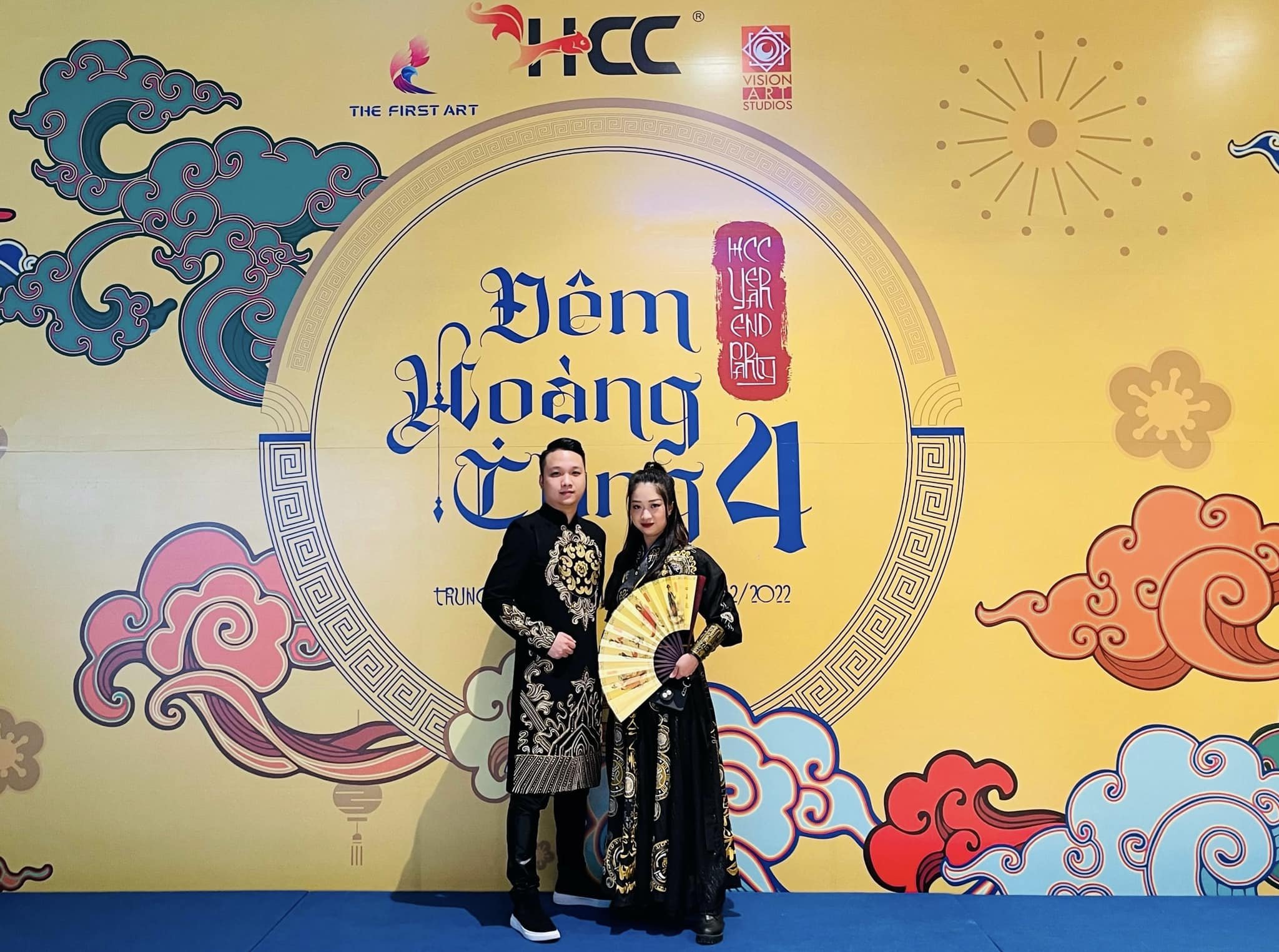 z3991110218829_1872816687a08d054677fe71ef7a4ce4 áo dài dự tiệc nam màu đen họa tiết vẽ tay