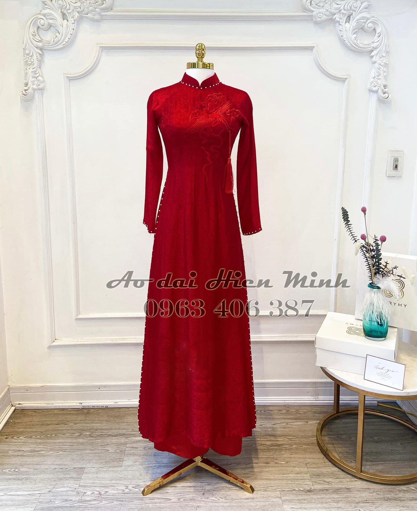 Áo dài truyền thống màu đỏ hoạ tiết thêu cao cấp