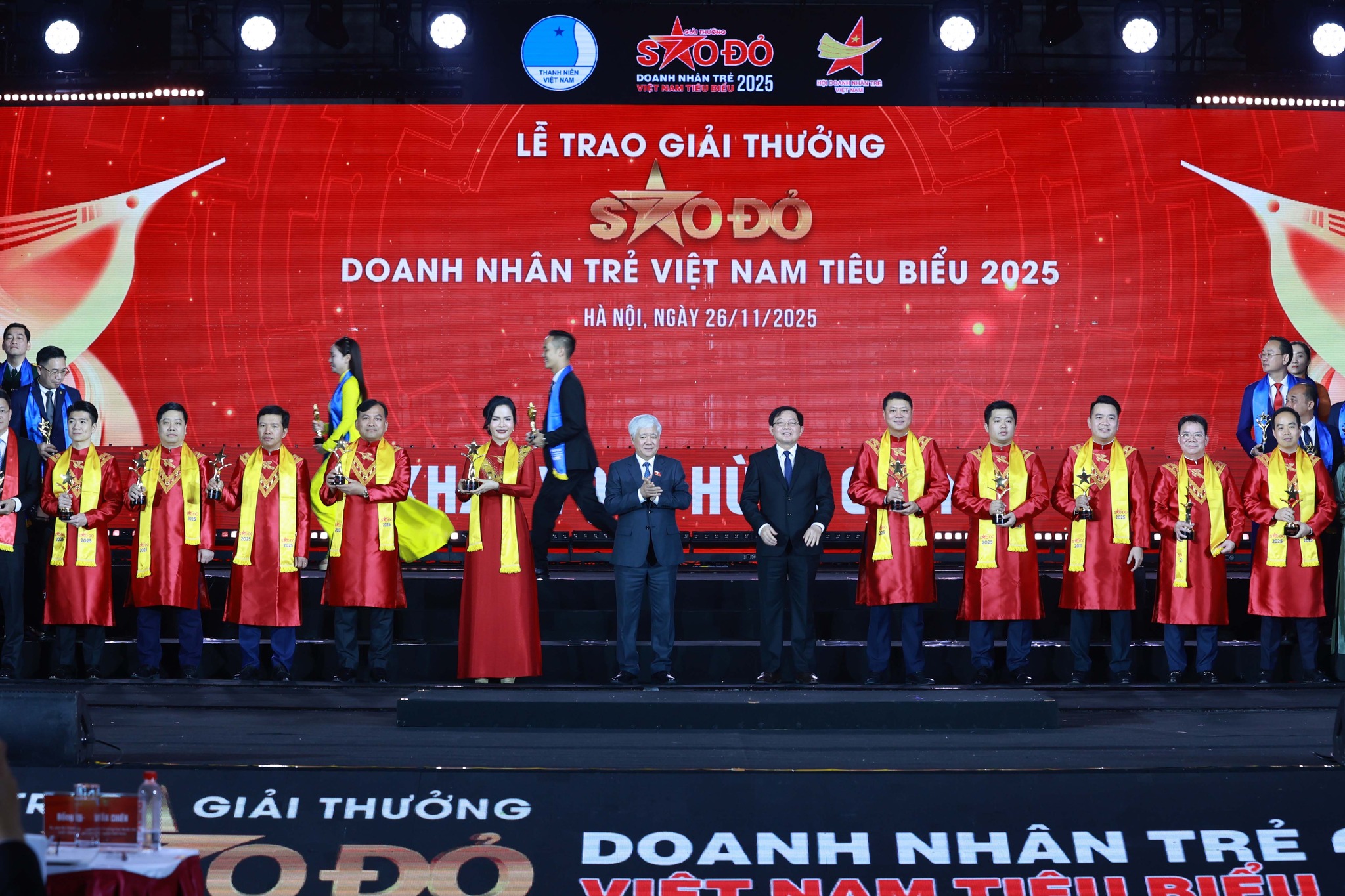 áo dài doanh nhân sao vàng Đất Việt do Overa Hiền Minh thiết kế và may đo