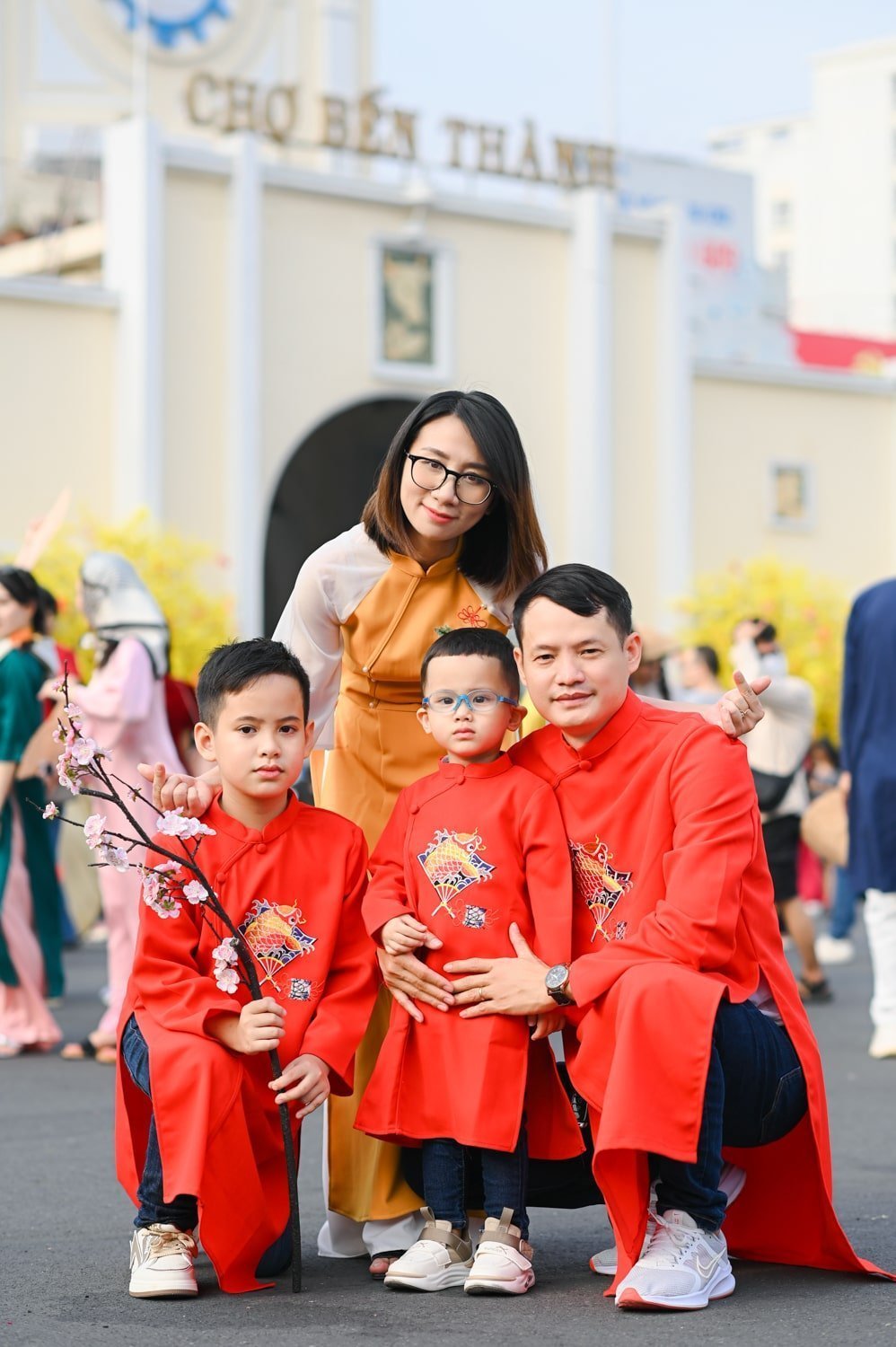 Top 30 mẫu áo dài thêu tay đẹp nhất cho cả gia đình năm 2024