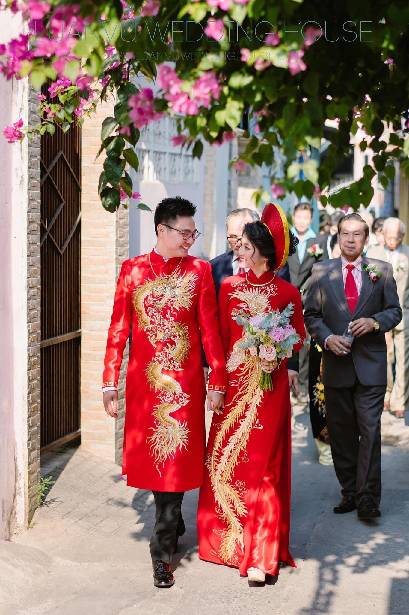 áo dài cưới nam cách tân màu đỏ cho chú rể, cô dâu