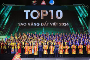 Top +50 mẫu áo dài nam cách tân màu vàng cho chú rể lịch lãm 2026. Giải quyết vấn đề da ngăm, bụng béo, phom dáng chuẩn Veston. Chất liệu gấm lụa cao cấp, giao hàng hỏa tốc và bảo hành trọn đời tại Overa Hiền Minh.
