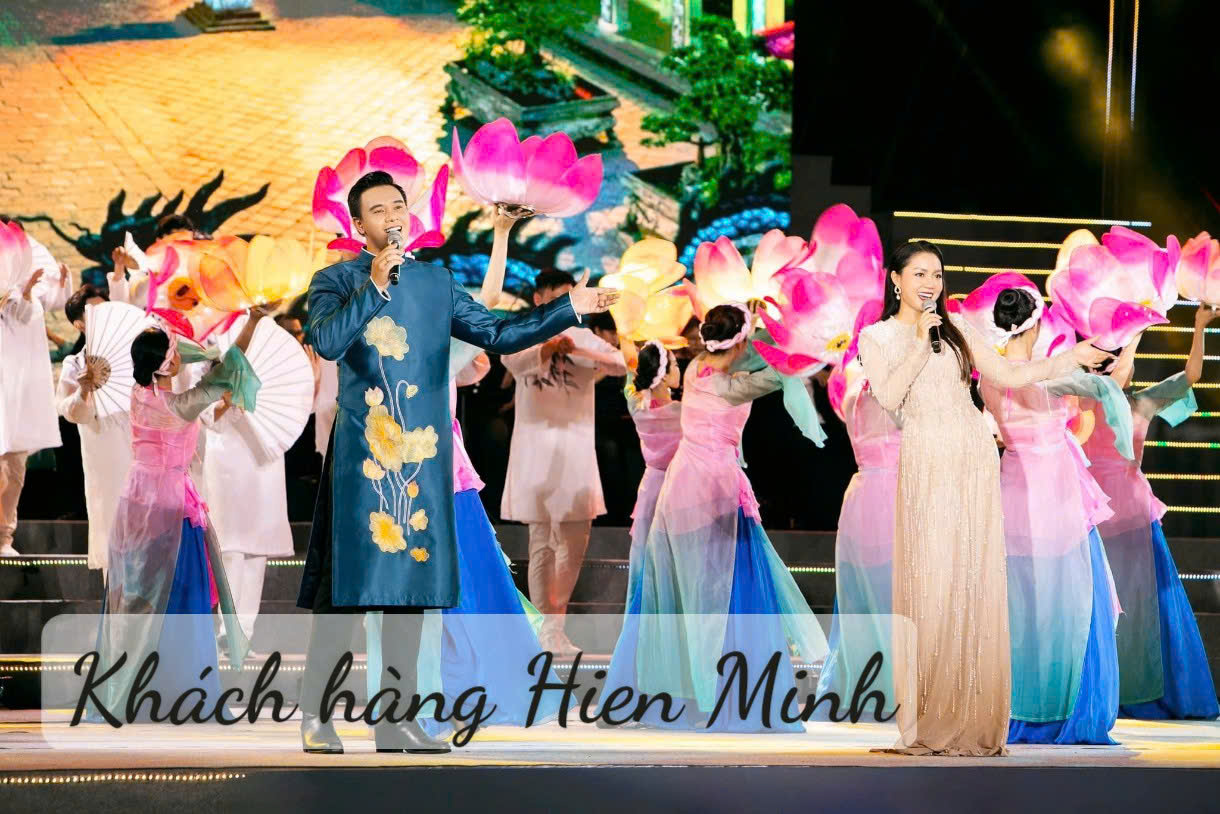 Ca Sỹ Đông Hùng mặc áo dài cách tân thêu tay thủ công Overa Hiền Minh