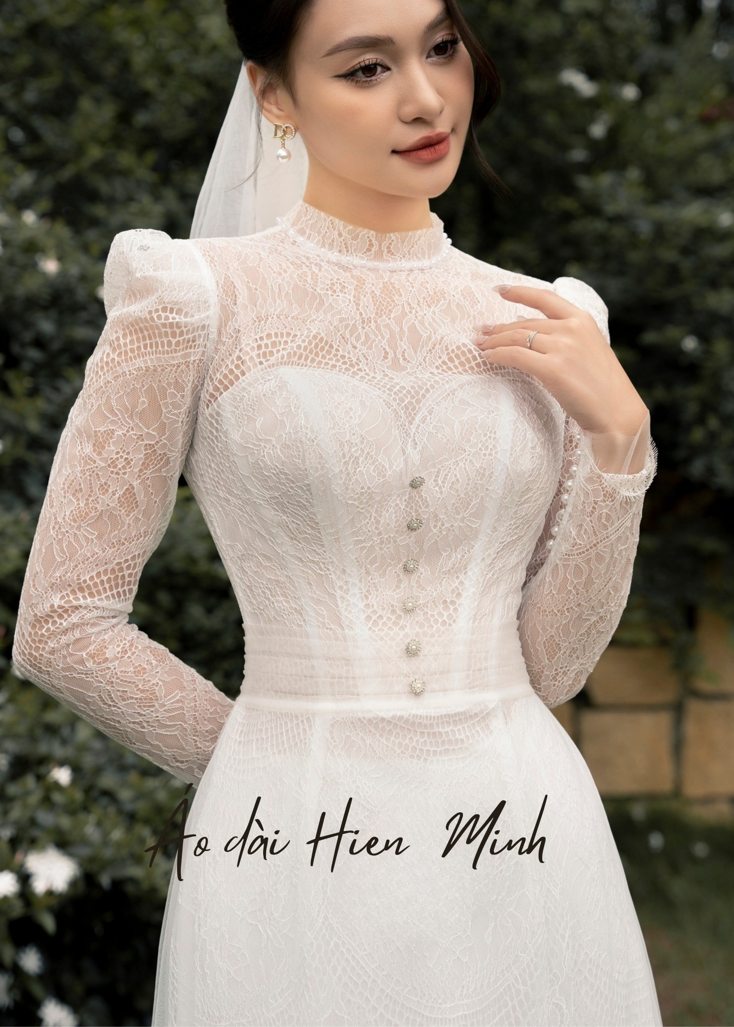 Áo dài cô dâu màu trắng nhẹ nhàng, sang trọng