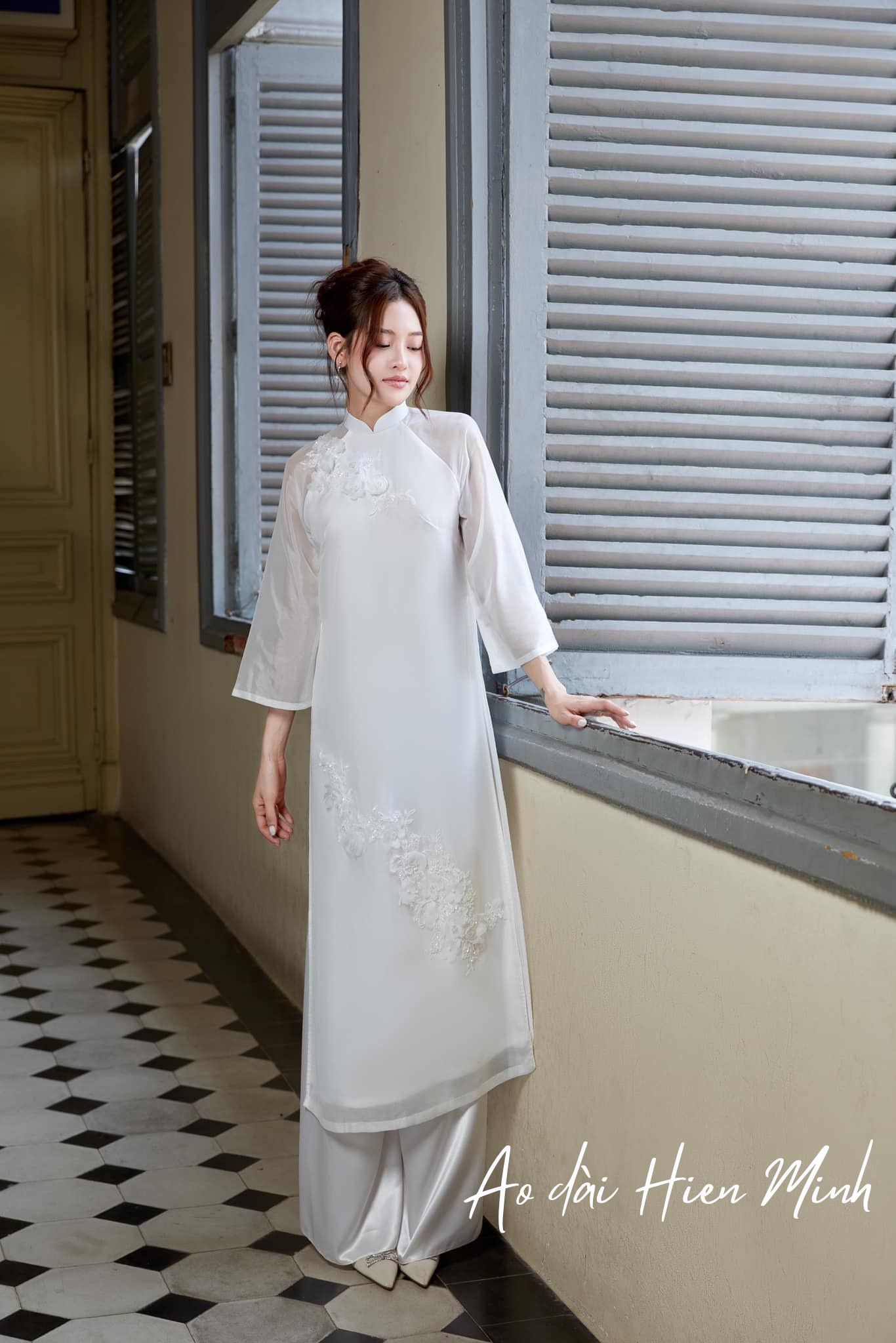 Áo dài cách tân nữ màu trắng dành cho cô dâu