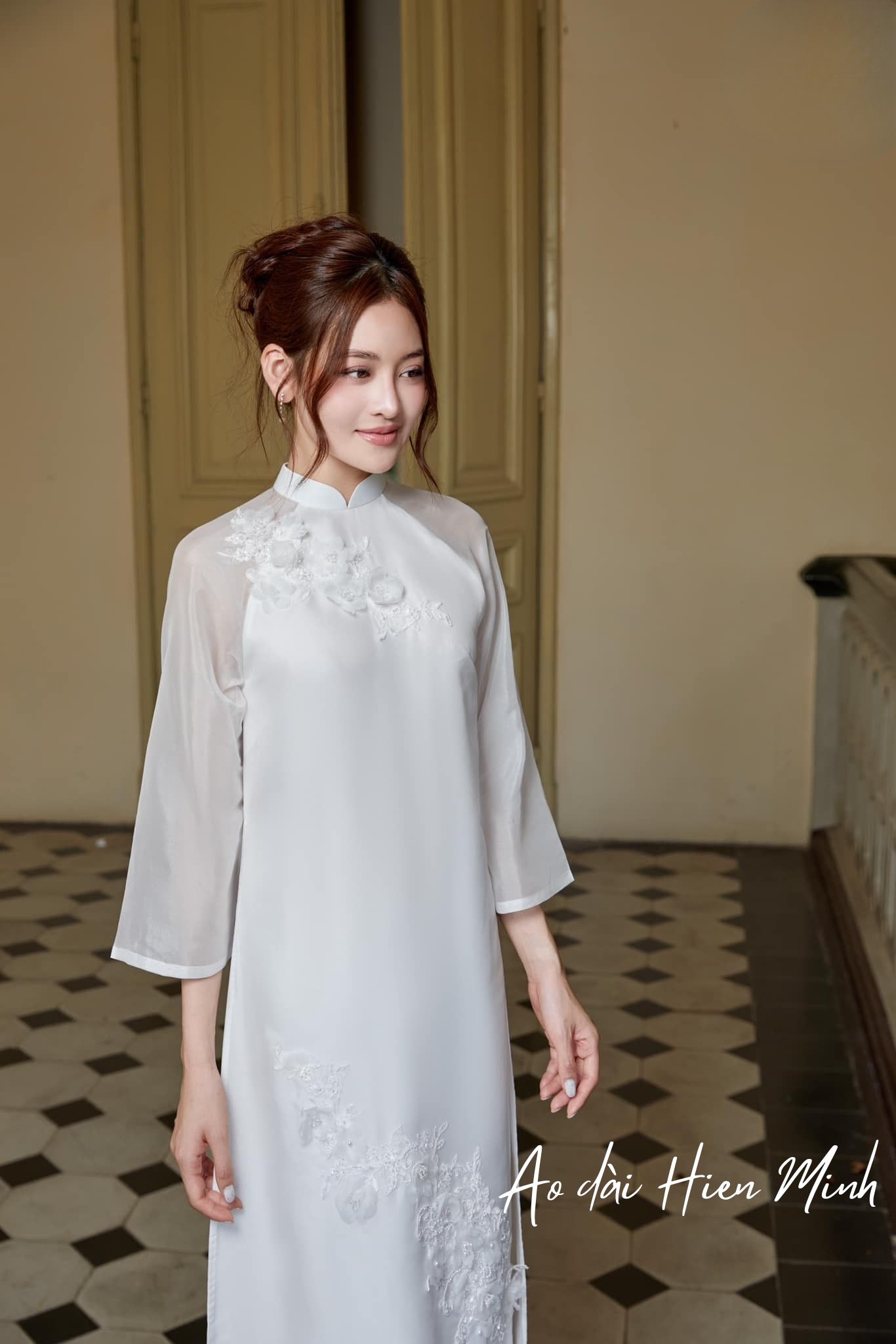 Áo dài cách tân nữ màu trắng dành cho cô dâu