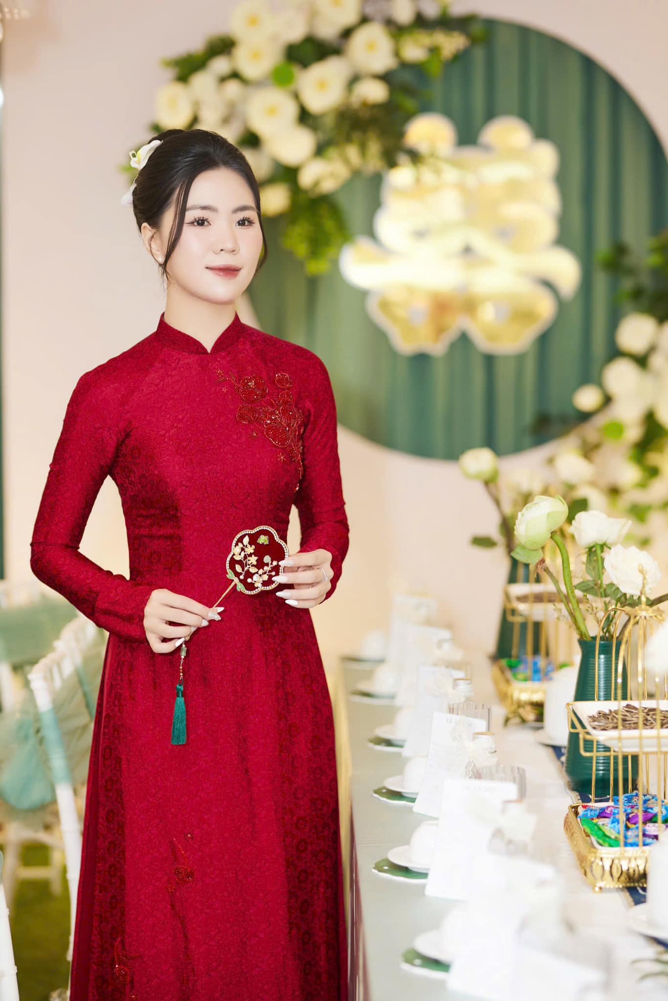 Áo dài truyền thống màu đỏ cho cô dâu trong ngày lễ ăn hỏi