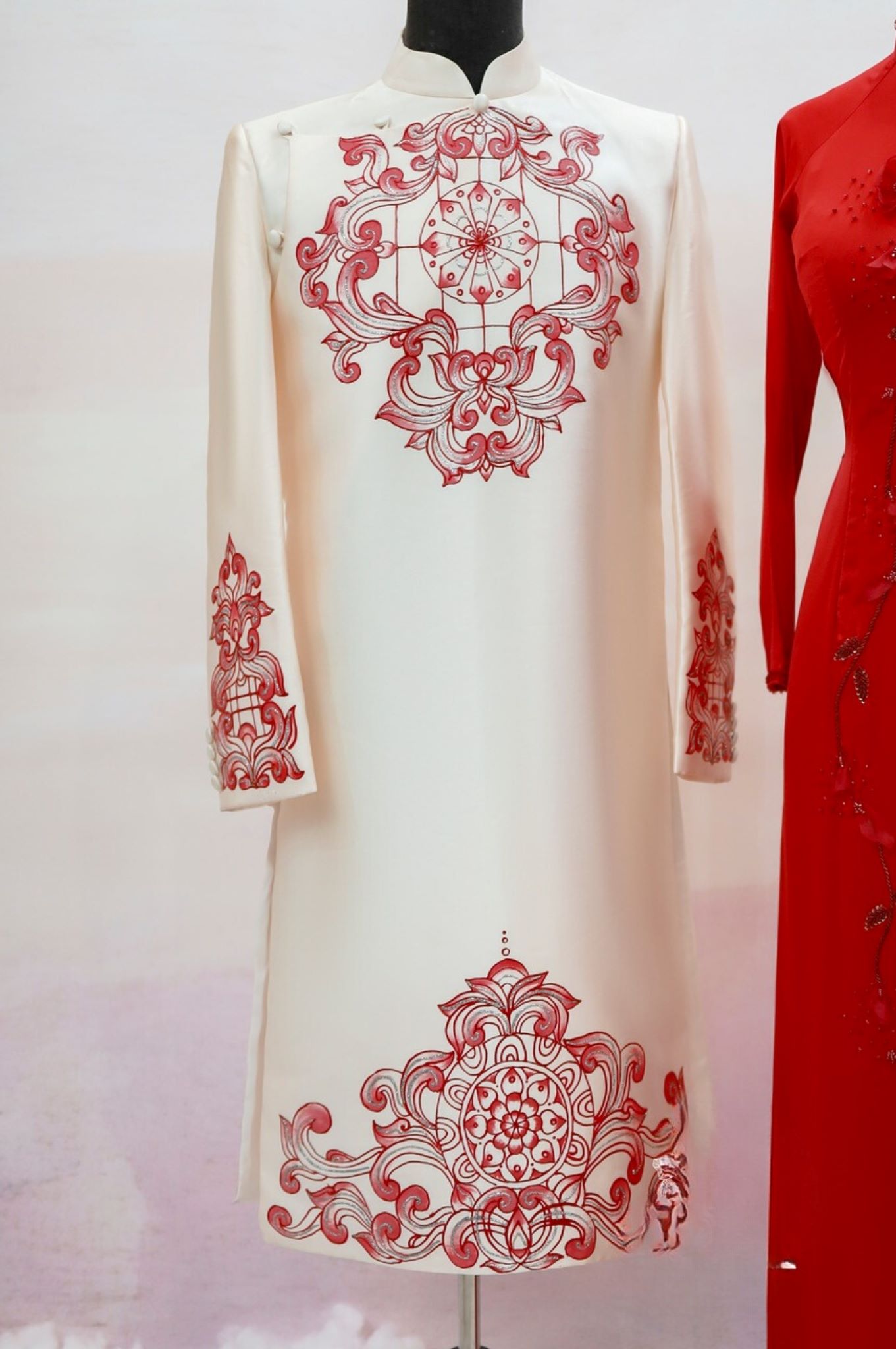 Áo dài cách tân nam màu kem hoạ tiết vẽ nổi bật