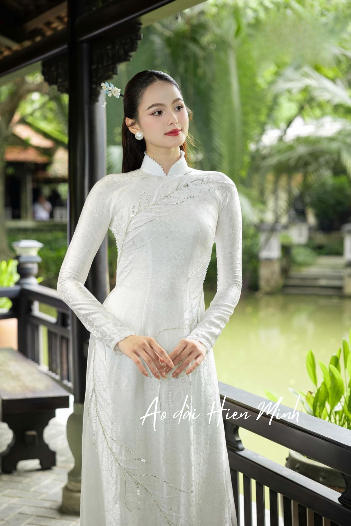 Áo dài nữ truyền thống màu trắng hoạ tiết đính kết cao cấp