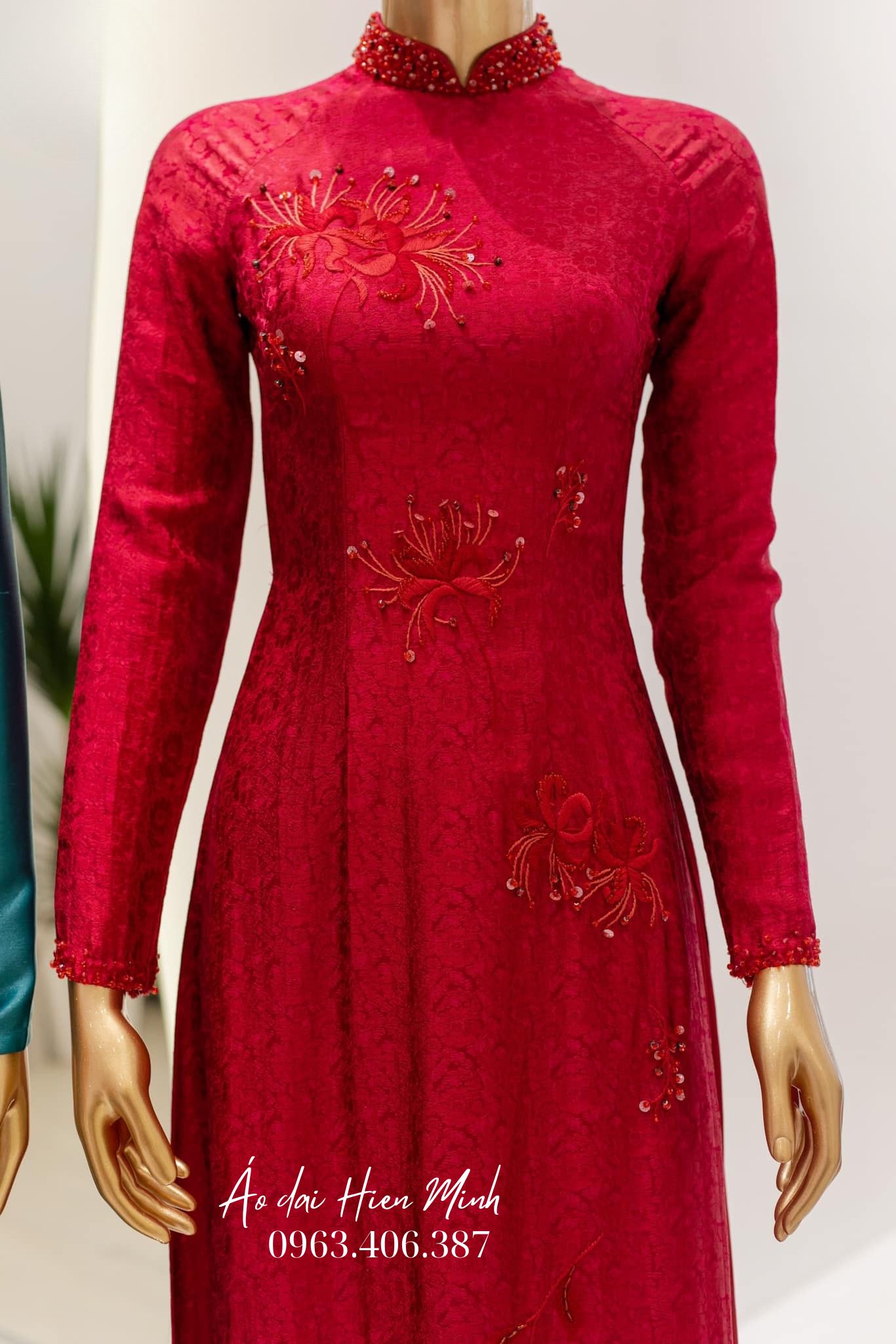 Áo dài ăn hỏi màu đỏ hoạ tiết thêu cao cấp