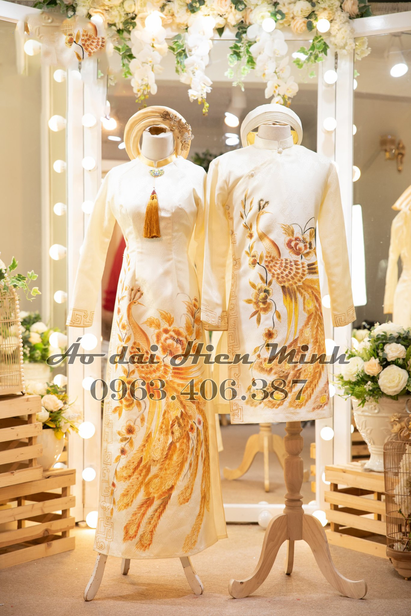 Áo Dài Cặp Đôi Nam Nữ Họa Tiết Chim Công Vẽ Tay – Sang Trọng, Ý Nghĩa Cho Ngày Trọng Đại