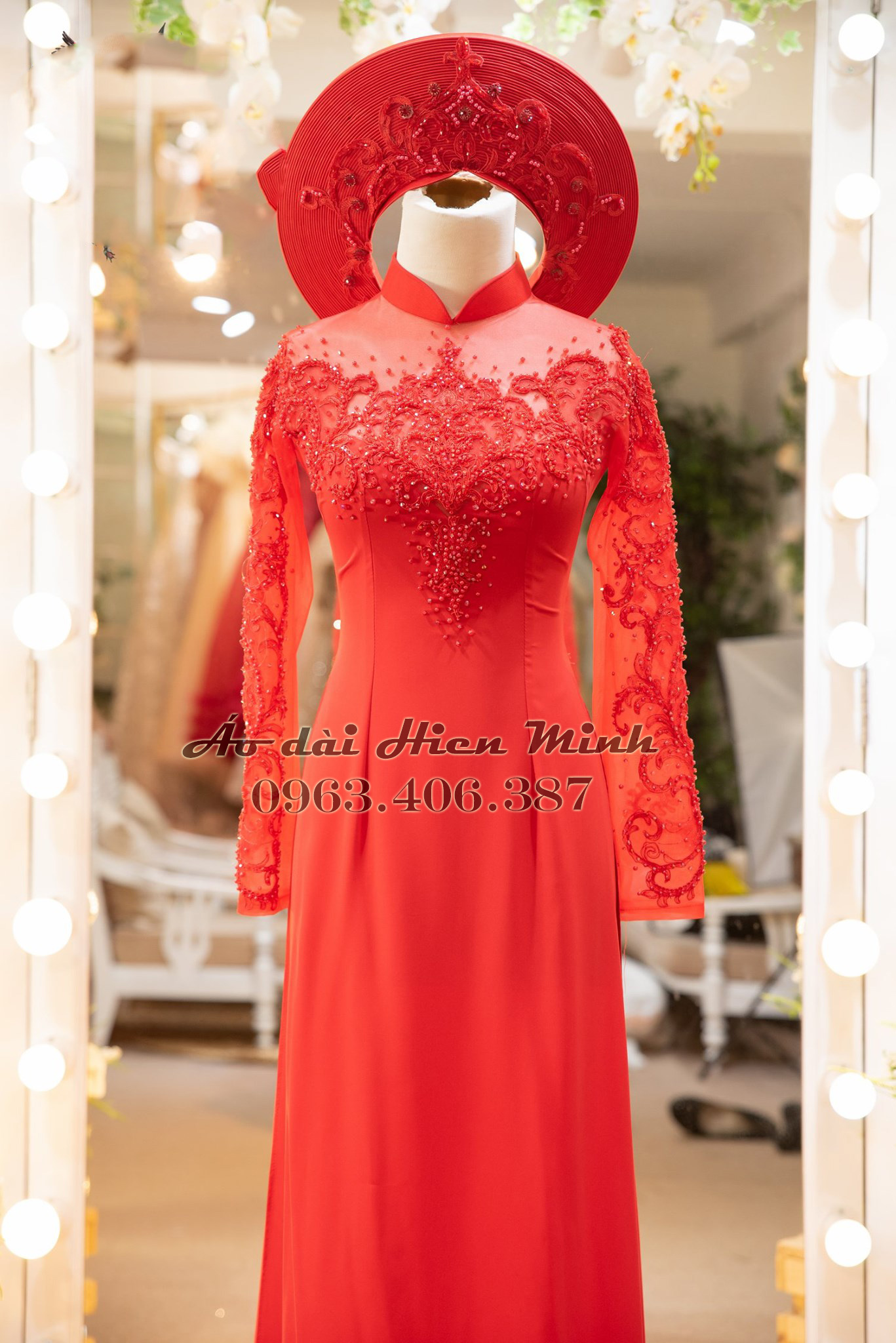 Áo dài cô dâu màu đỏ phối ren đính đá sang trọng