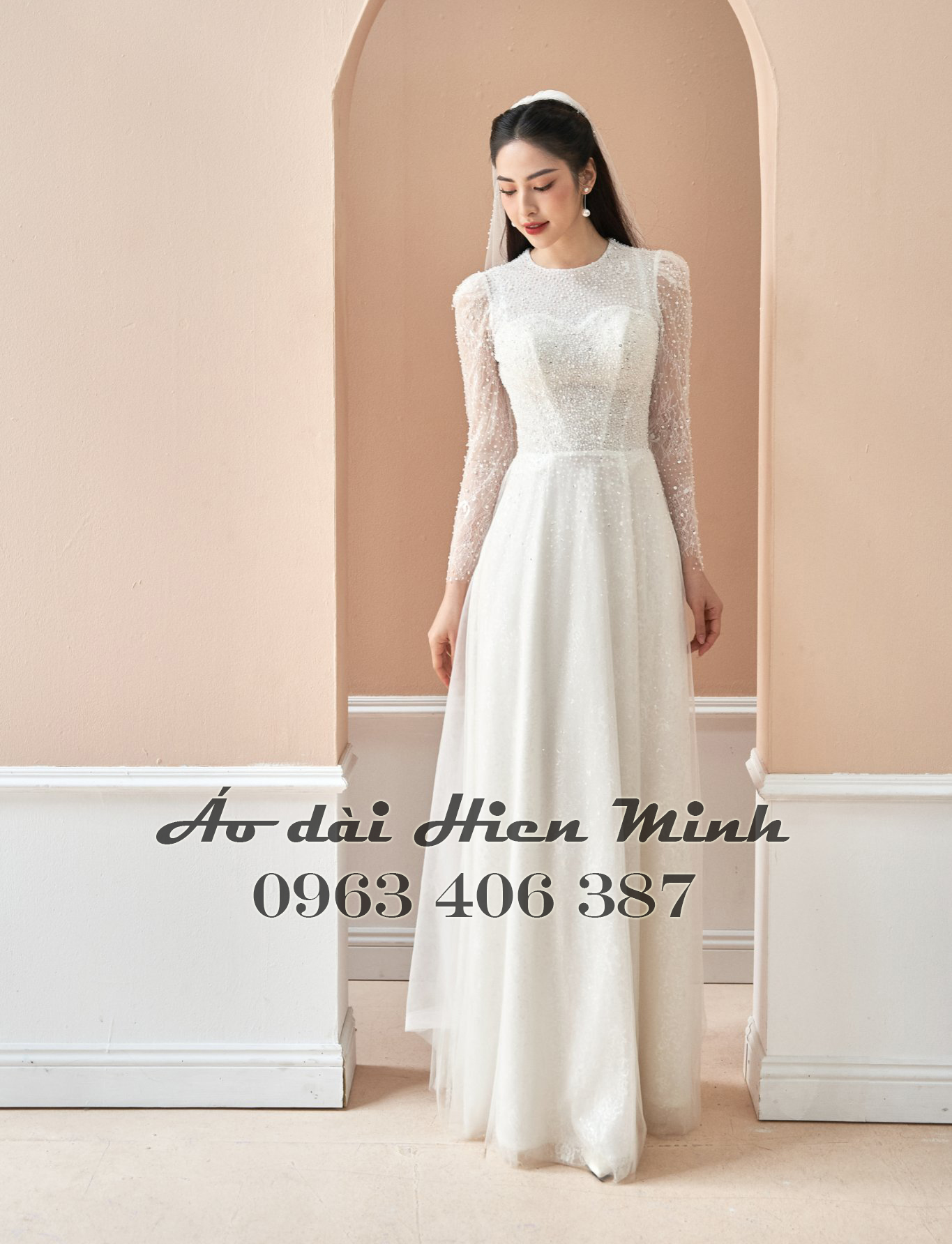 Áo dài màu trắng dành cho cô dâu nhẹ nhàng, thanh lịch