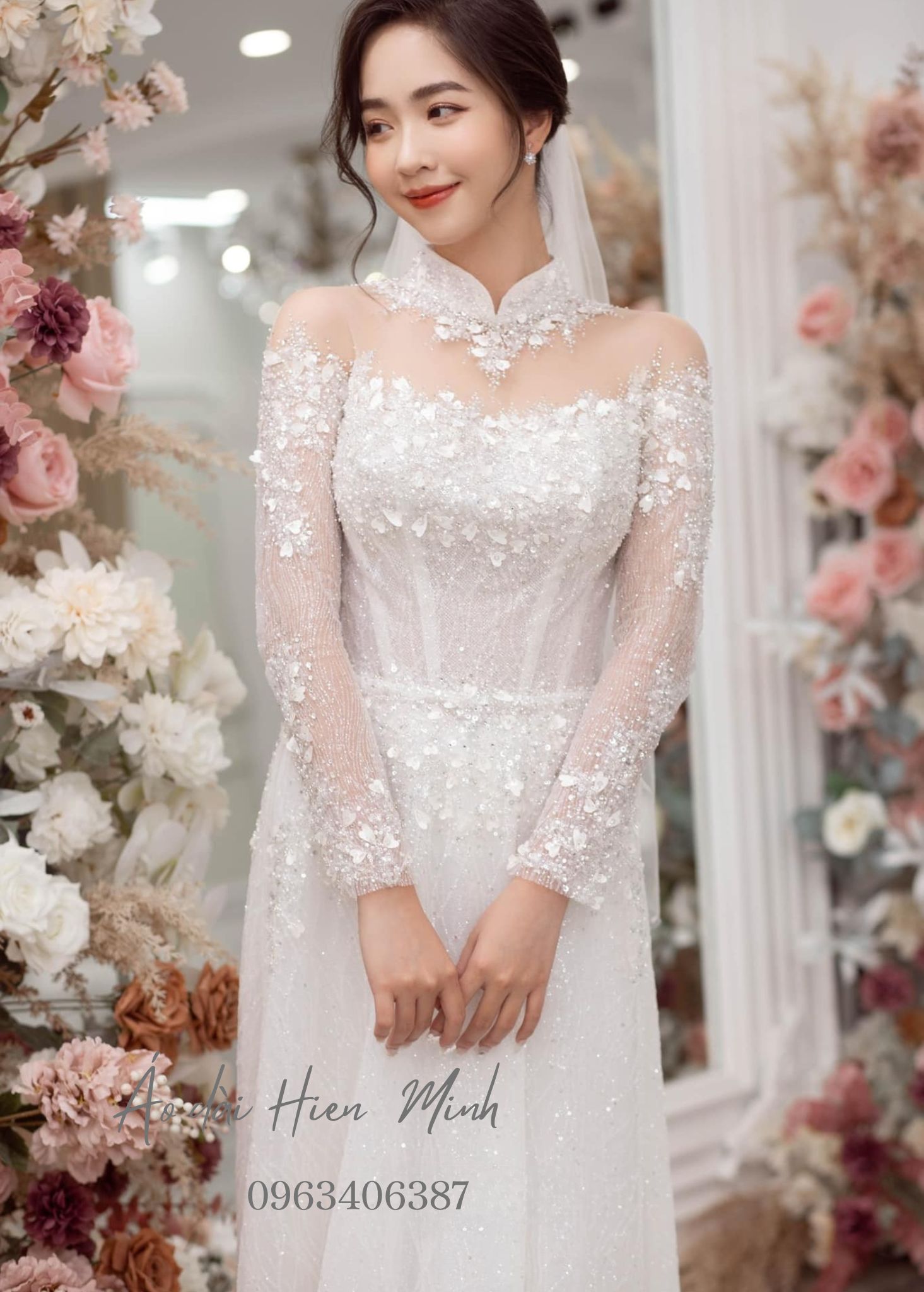 Áo dài cưới dành cho cô dâu màu trắng nhẹ nhàng, thanh lịch