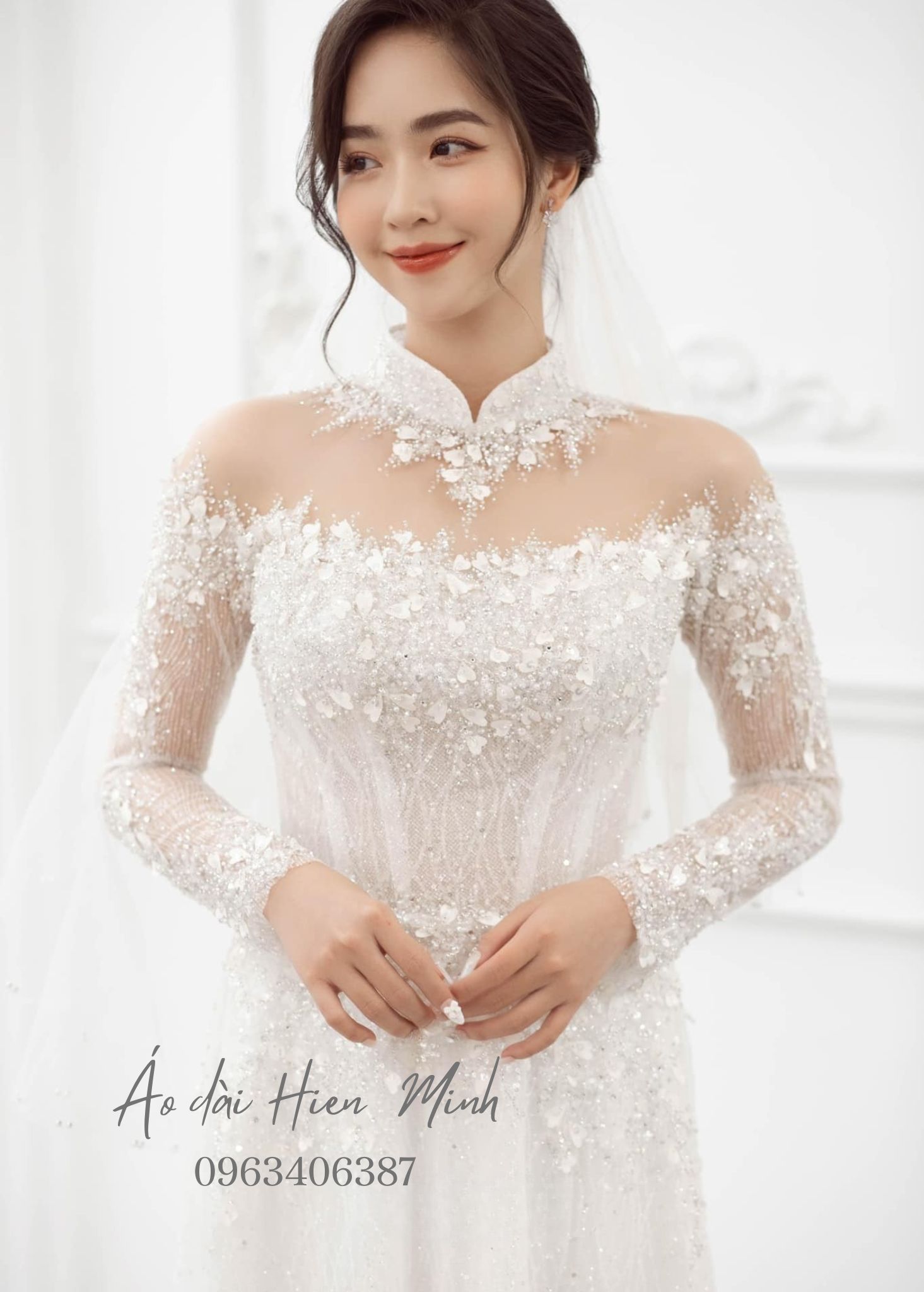 Áo dài cưới dành cho cô dâu màu trắng nhẹ nhàng, thanh lịch