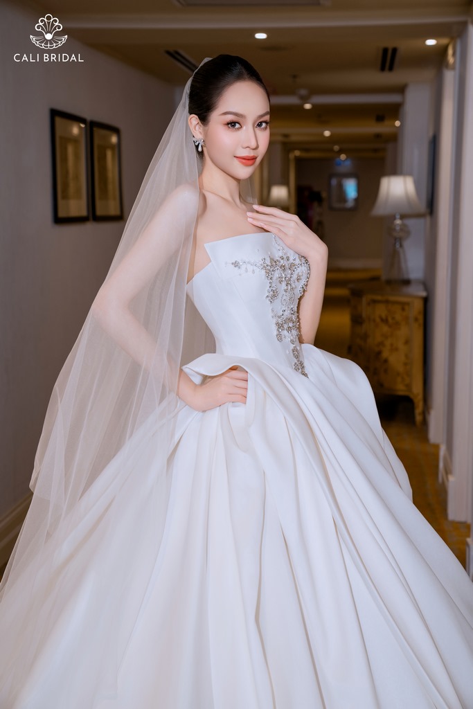 Váy Cưới Mina Overa Màu Trắng – Vẻ Đẹp Hoàn Hảo Cho Cô Dâu Từ Overa Bridal