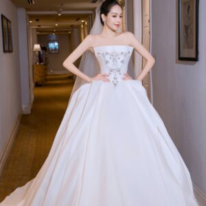 váy cưới Mina Overa màu trắng cho cô dâu