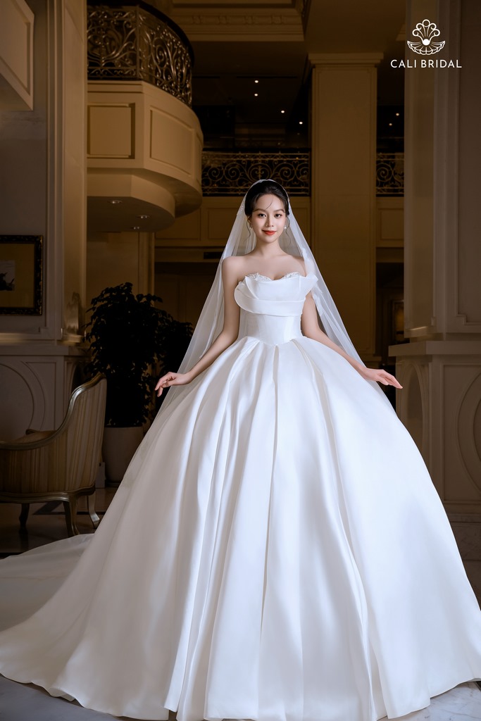 Váy cưới bồng Overa màu trắng tinh khôi cho cô dâu