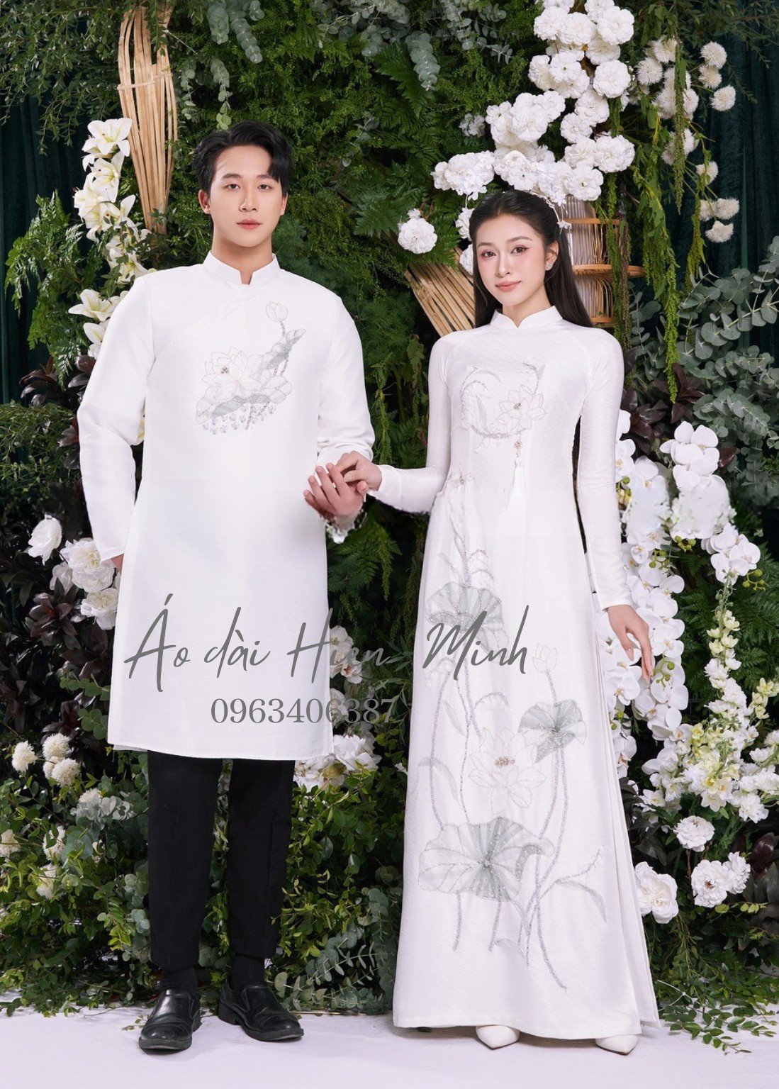 Áo dài màu trắng dành cho cô dâu chú rể hoạ tiết hoa sen đính kết sang trọng