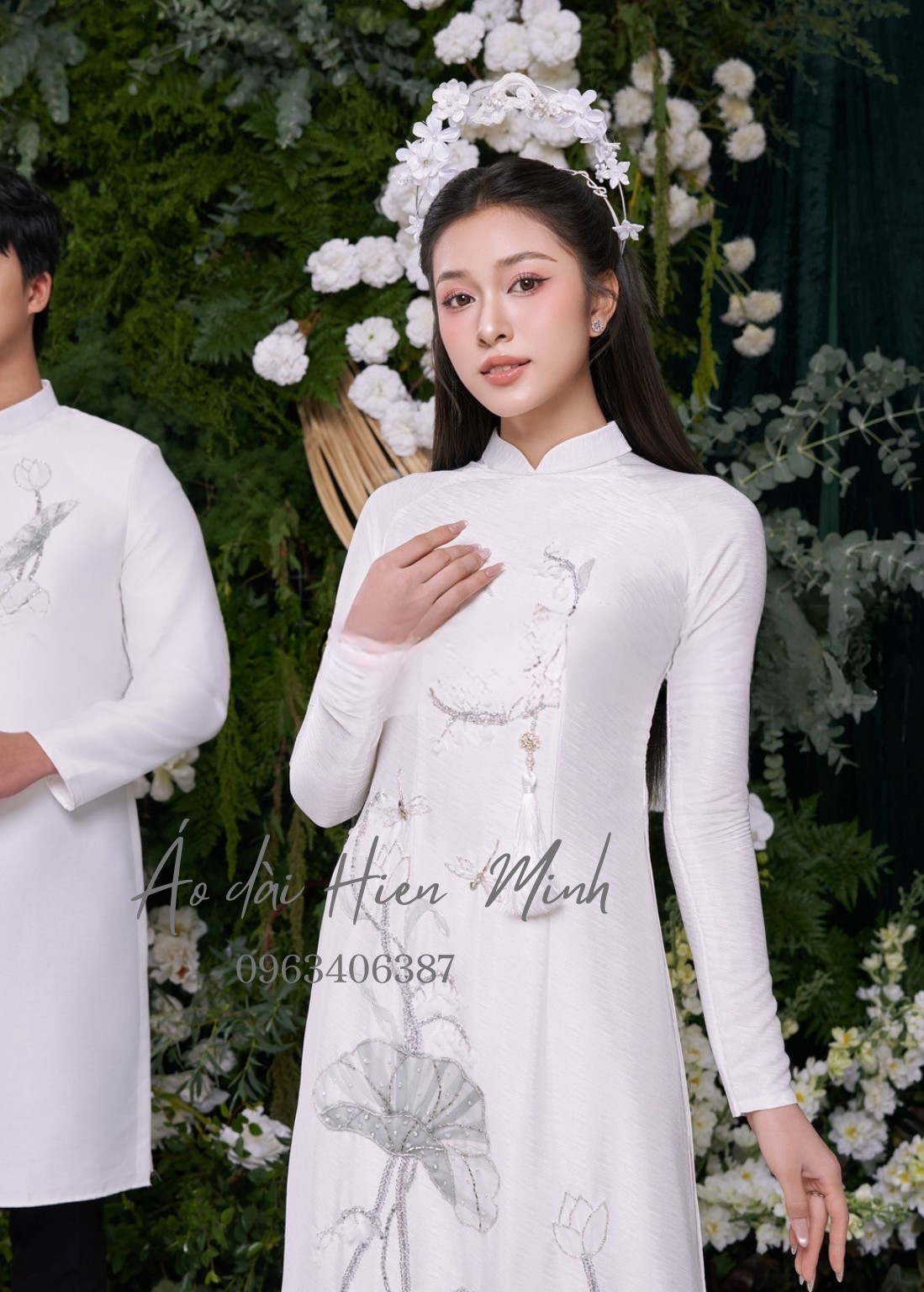 Áo dài màu trắng dành cho cô dâu chú rể hoạ tiết hoa sen đính kết sang trọng