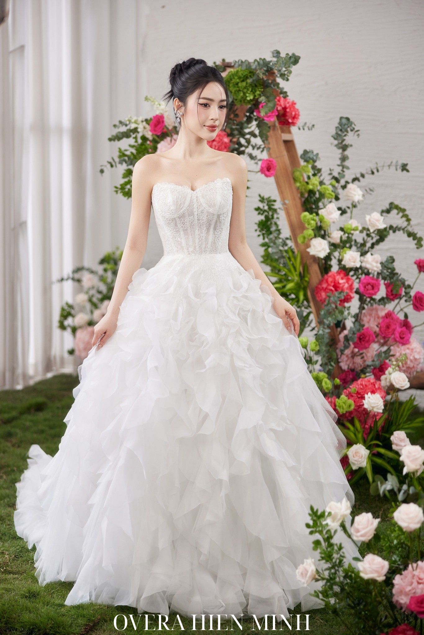 Váy cưới cô dâ cúp ngực, tôn dáng, lộng lẫy