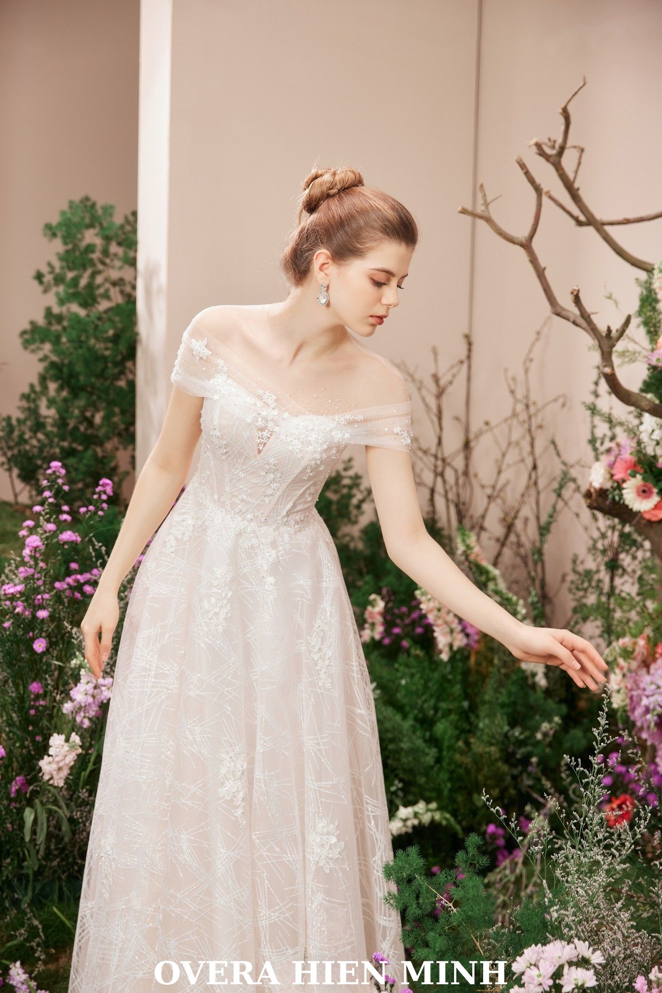 Váy cưới cô dâu trễ vai nhẹ nhàng, sang trọng