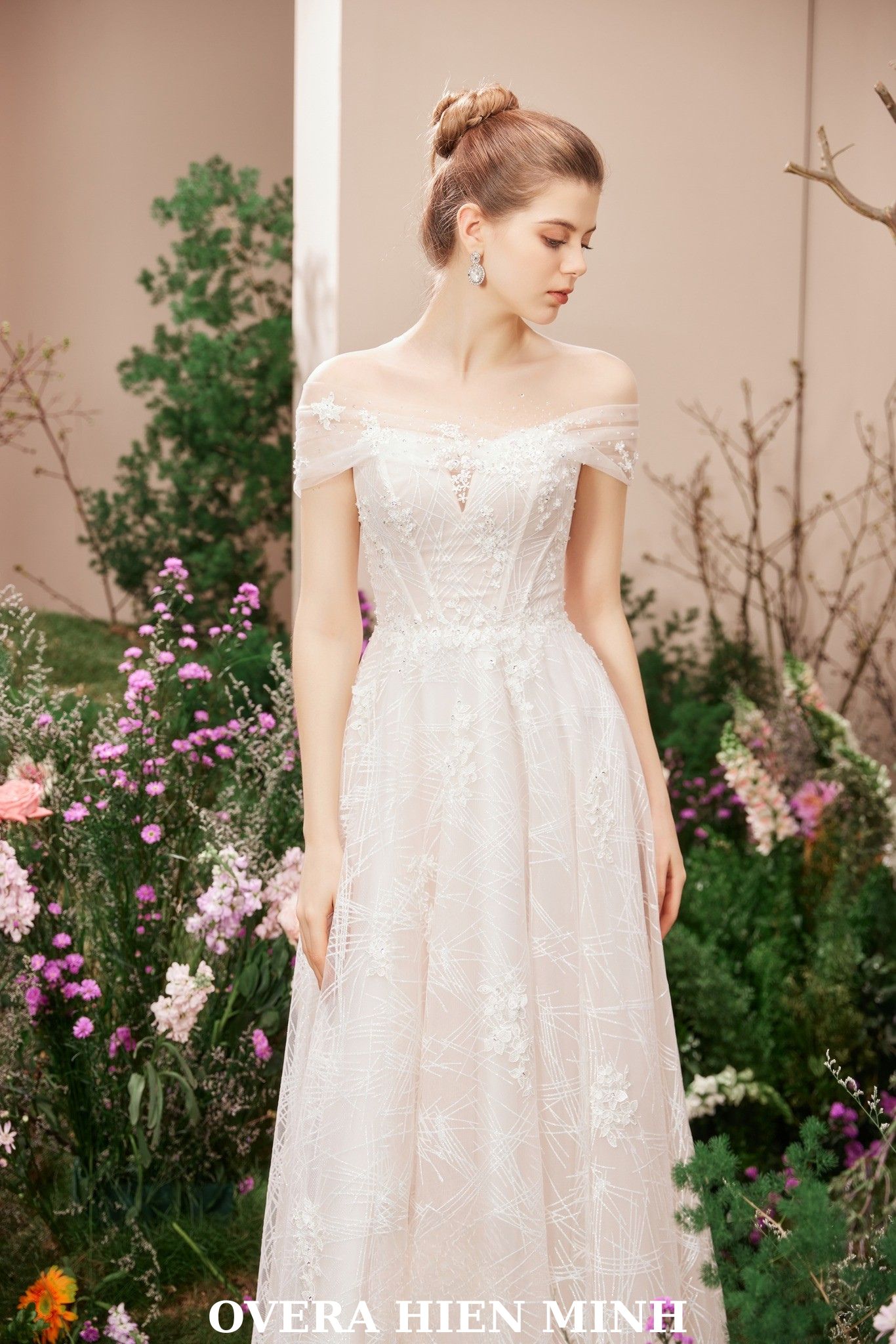 Váy cưới cô dâu trễ vai nhẹ nhàng, sang trọng