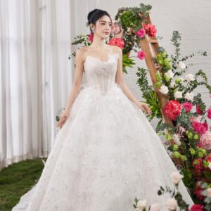 Váy cưới  cúp ngực màu trắng quyến rũ, sang trọng dành cho cô dâu