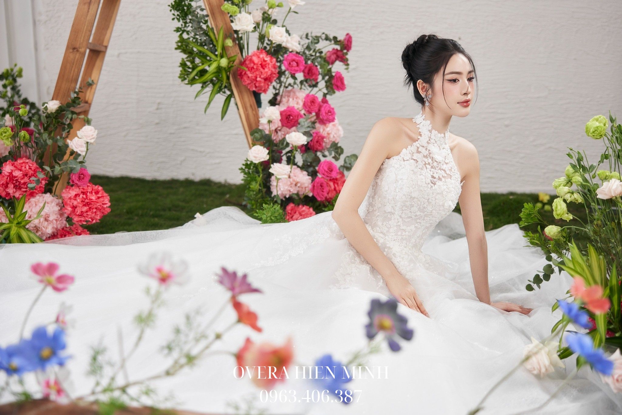 Váy cưới cô dâu cổ yếm đính ren cao cấp