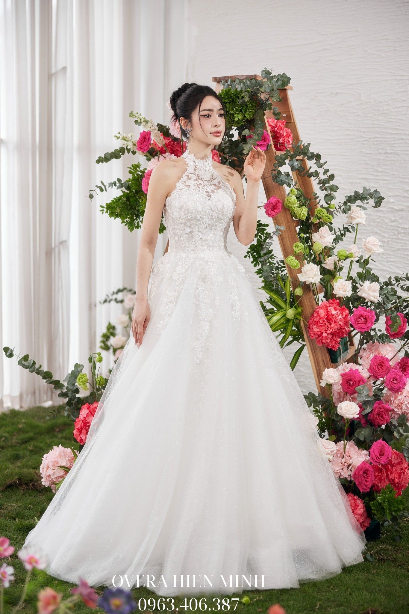 Váy cưới cô dâu cổ yếm đính ren cao cấp