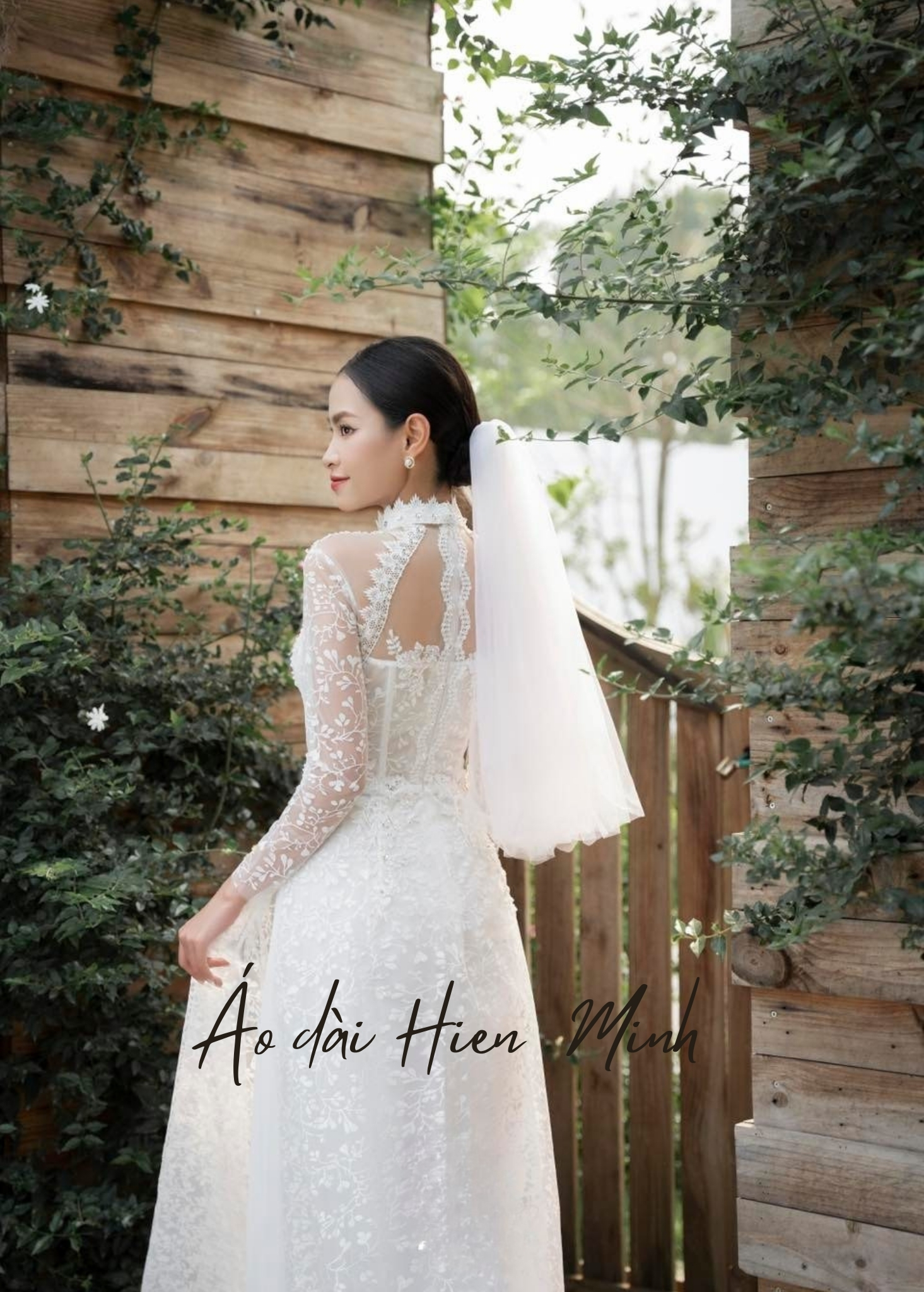 Áo dài màu trắng dành cho cô dâu chất vải ren cao cấp