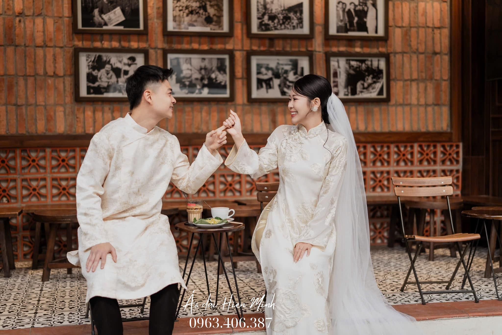 Áo dài đôi dành cho cô dâu chú rể màu kem sang trọng