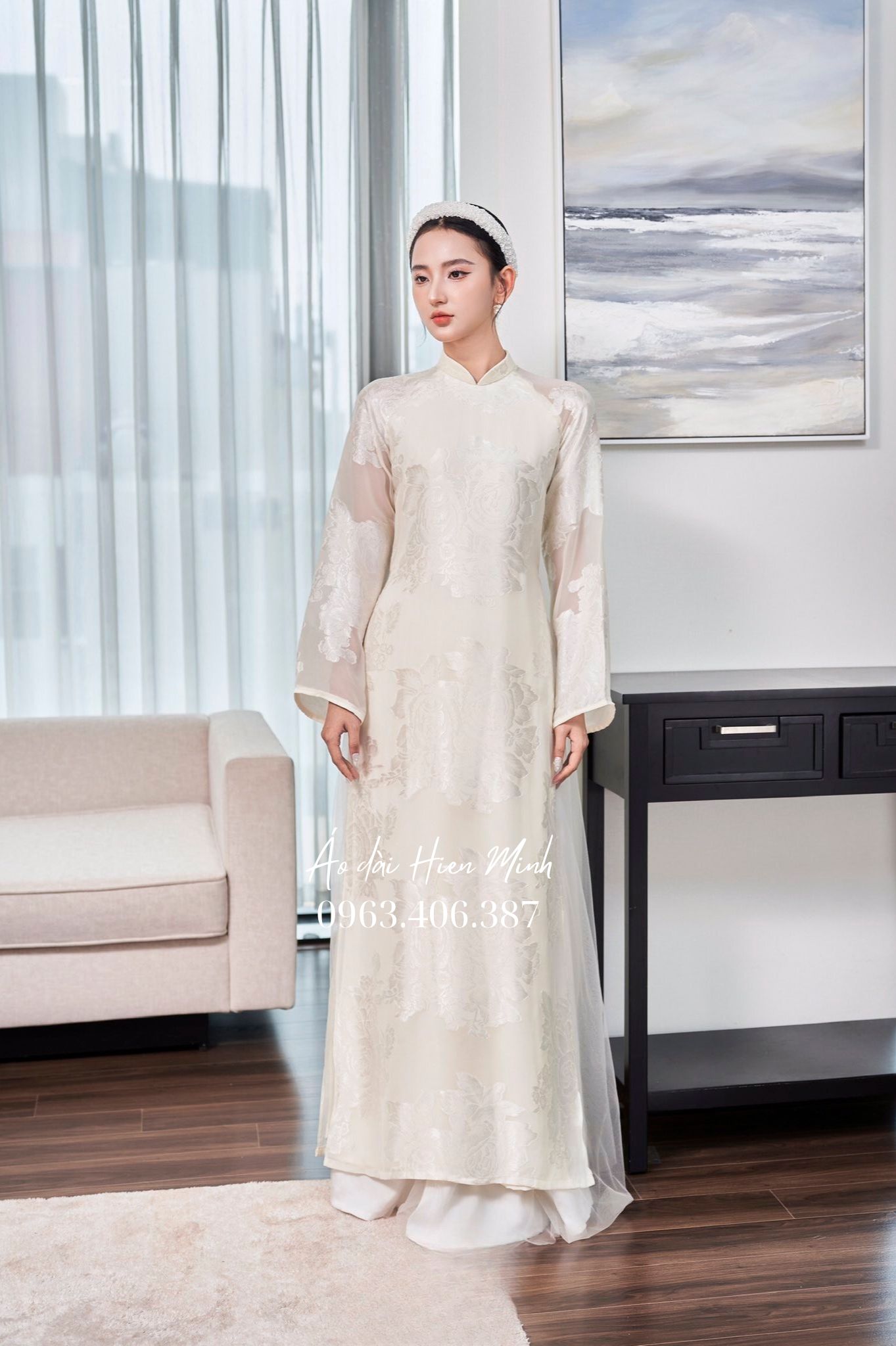 Áo dài cô dâu dáng suông màu kem nhẹ nhàng, thanh lịch